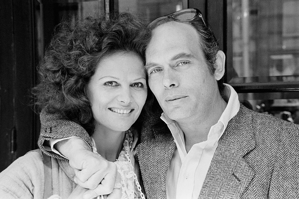 Die französische Schauspielerin Claudia Cardinale und der italienische Regisseur Pasquale Squitieri für den Film L'arma | Quelle: Getty Images