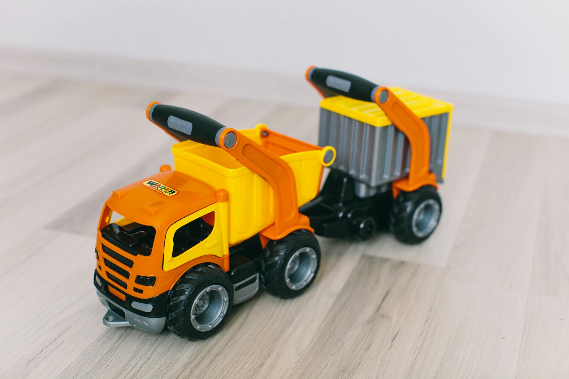 Ein Spielzeug-LKW | Quelle: Pexels