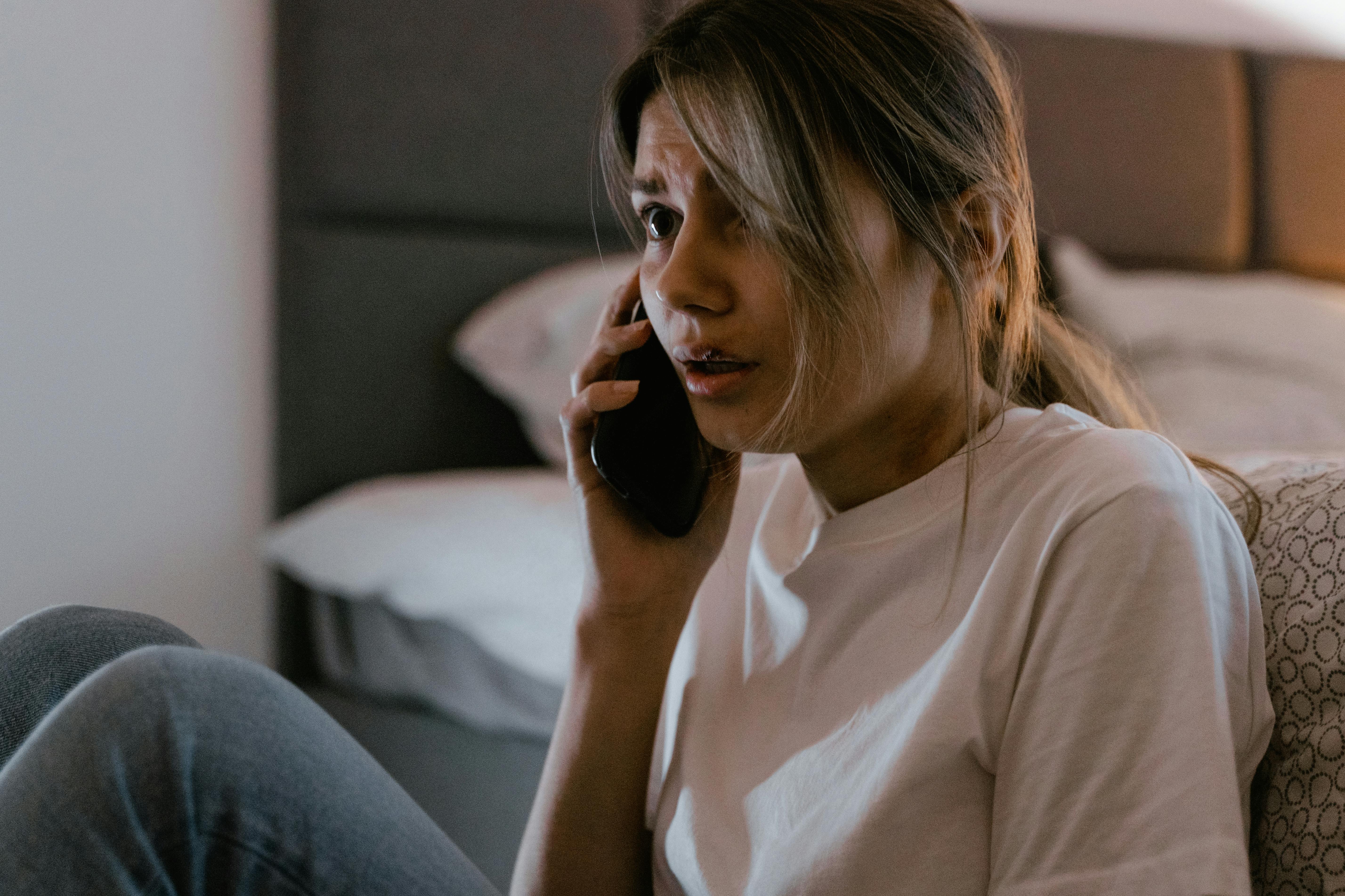 Eine aufgebrachte Frau bei einem Anruf | Quelle: Pexels