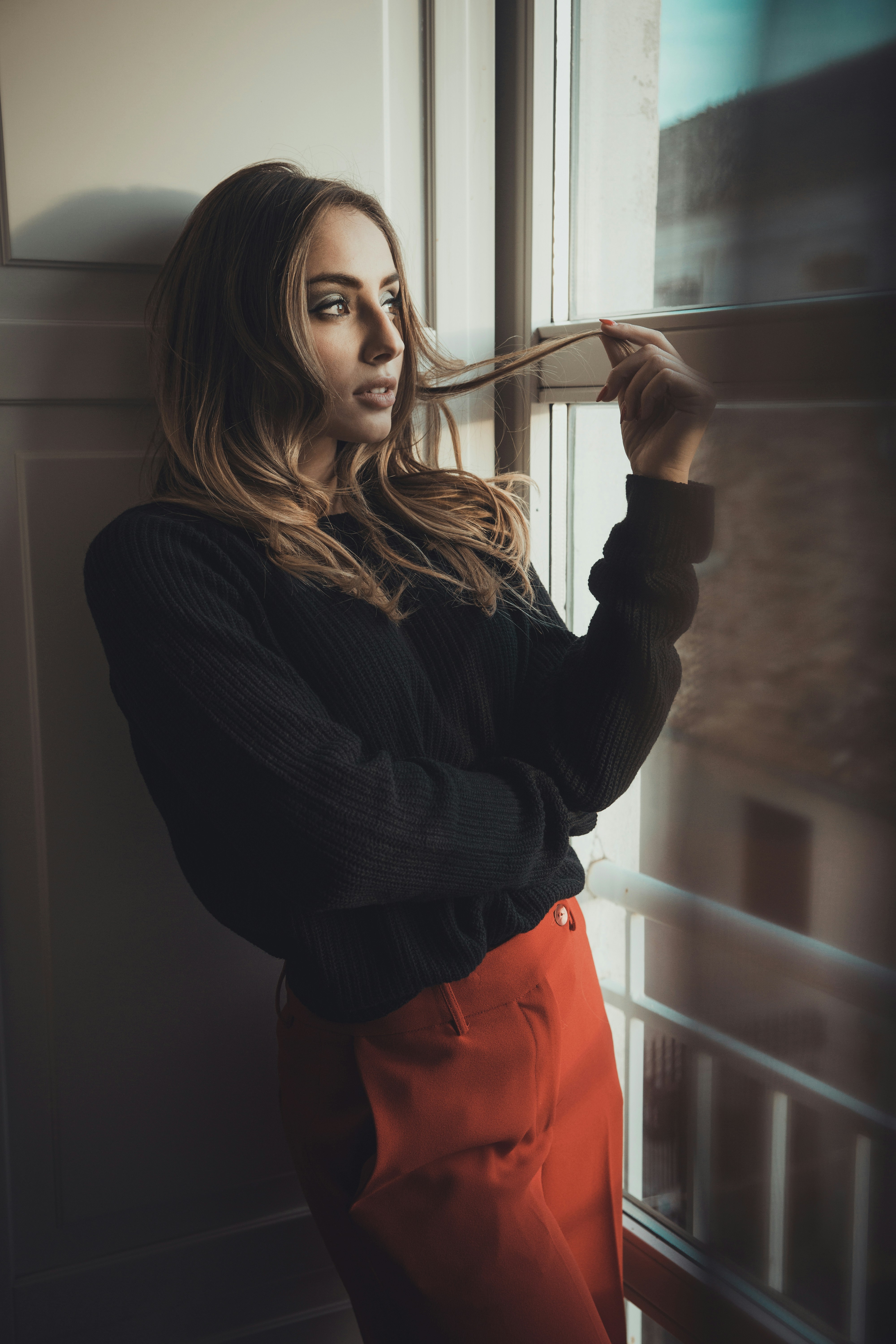 Eine junge Frau, die an einem Fenster steht | Quelle: Unsplash