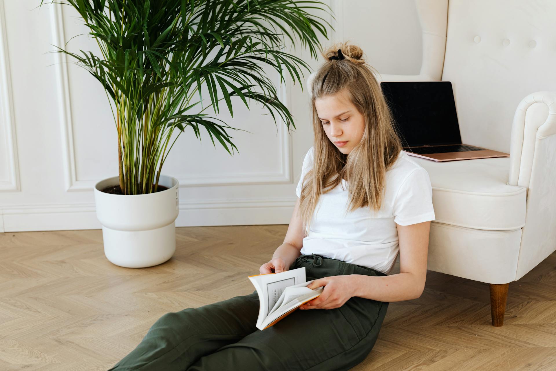Ein Teenager-Mädchen liest ein Buch | Quelle: Pexels