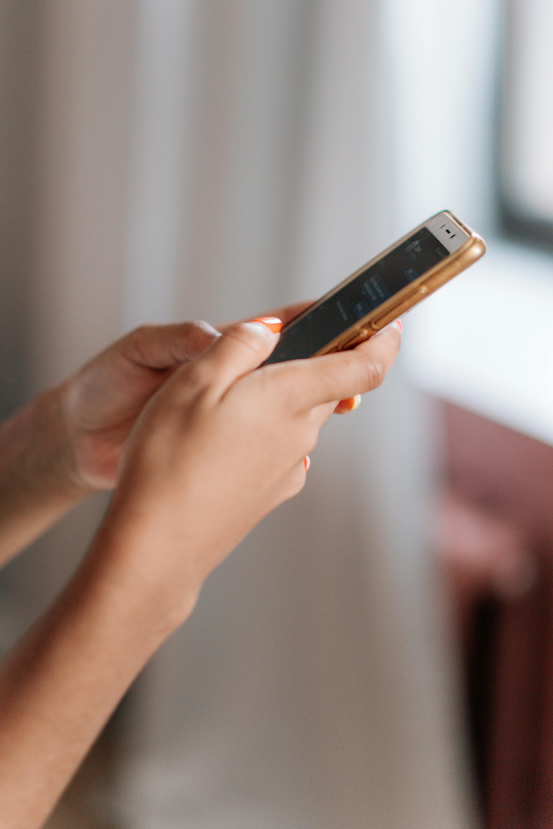 Eine Frau, die ein Telefon benutzt | Quelle: Pexels