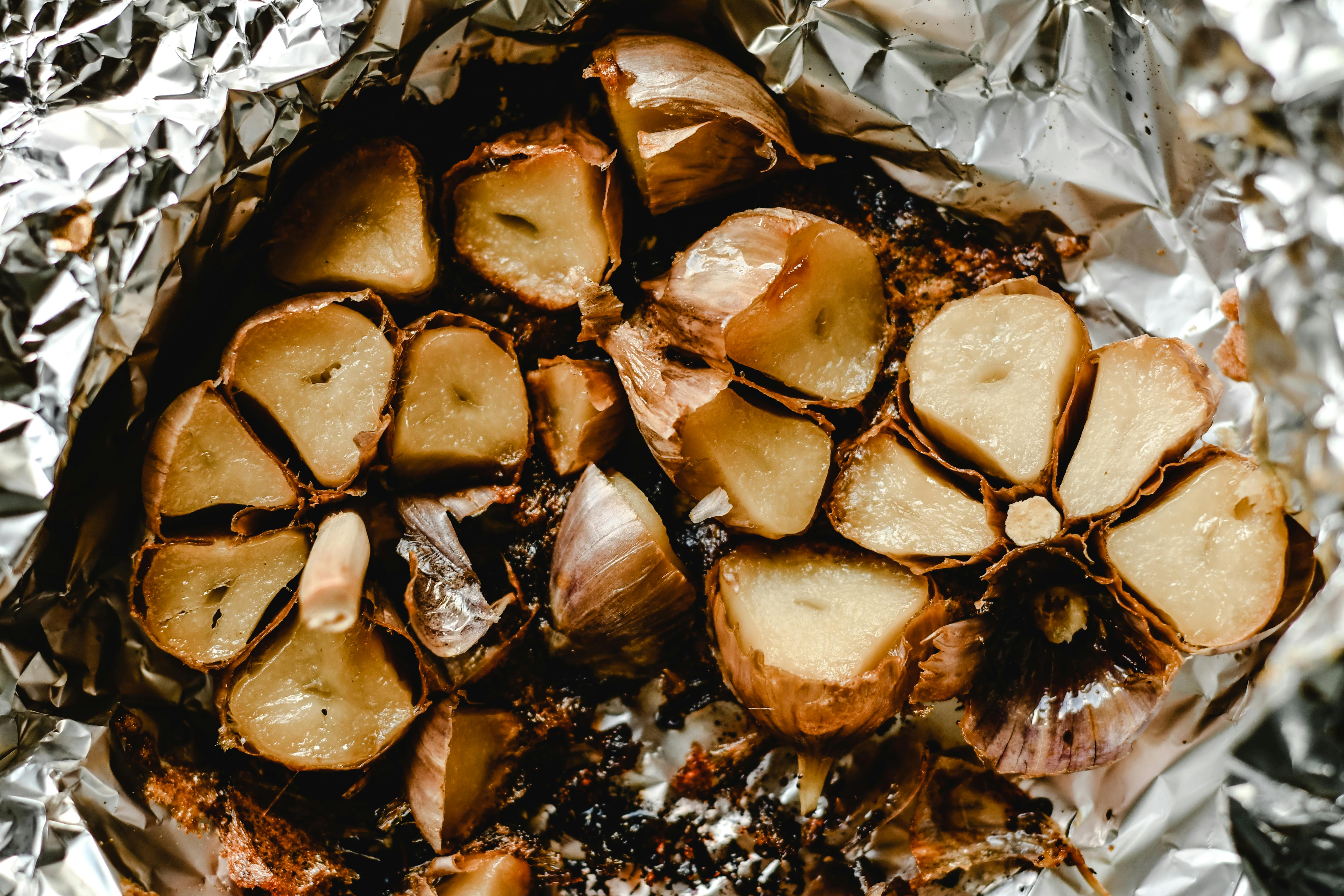 Gerösteter Knoblauch in Folie eingewickelt | Quelle: Pexels