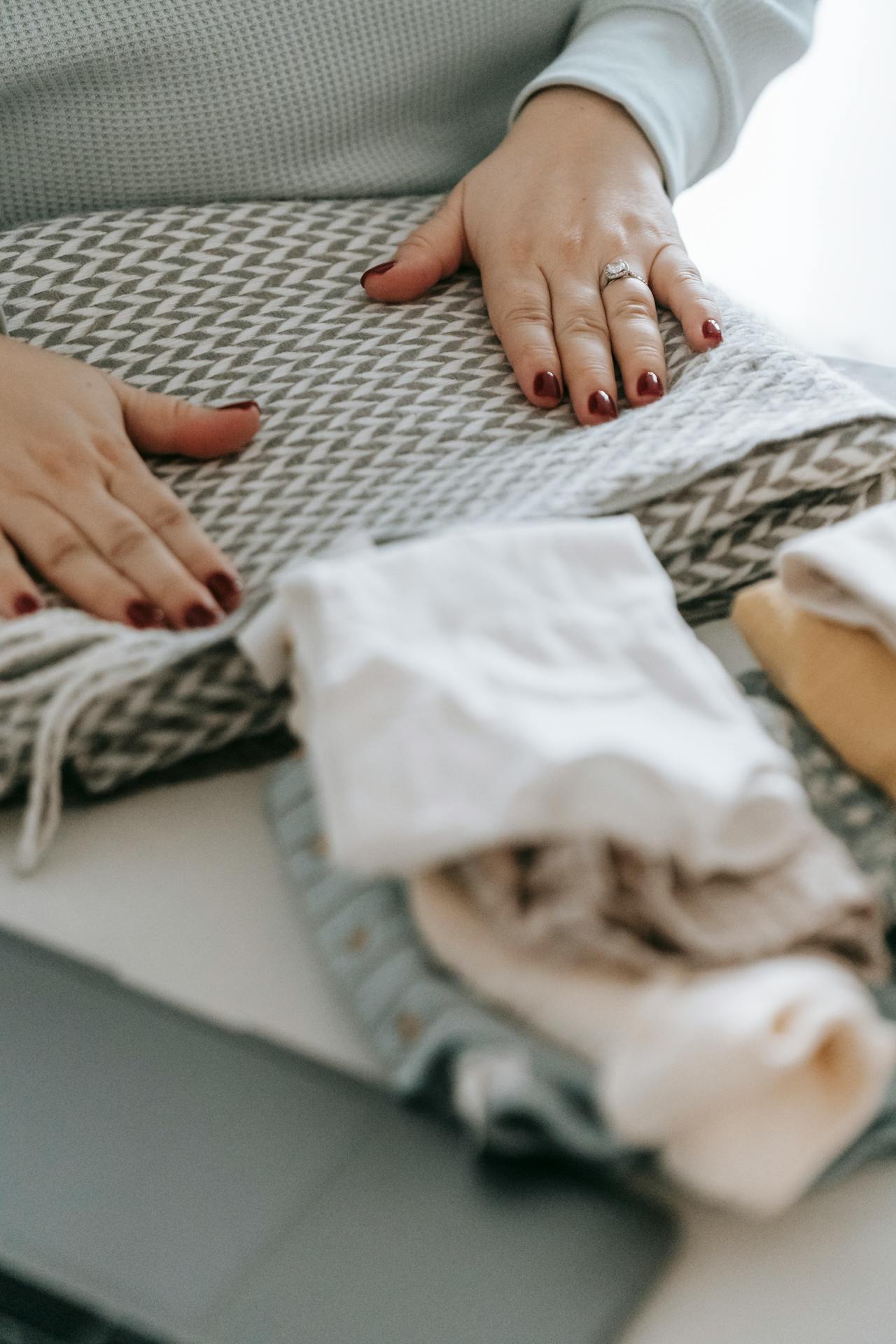 Eine Frau faltet Wäsche | Quelle: Pexels