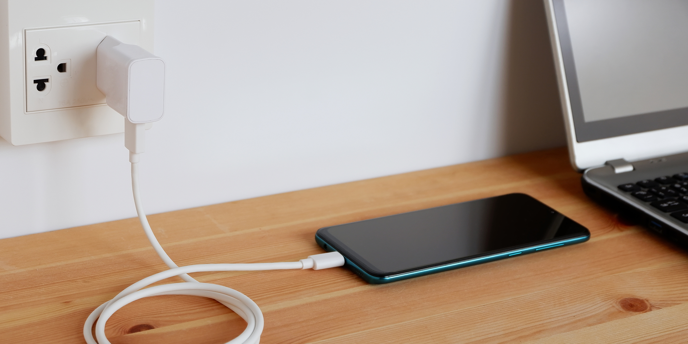 Smartphone auf dem Tisch | Quelle: Shutterstock