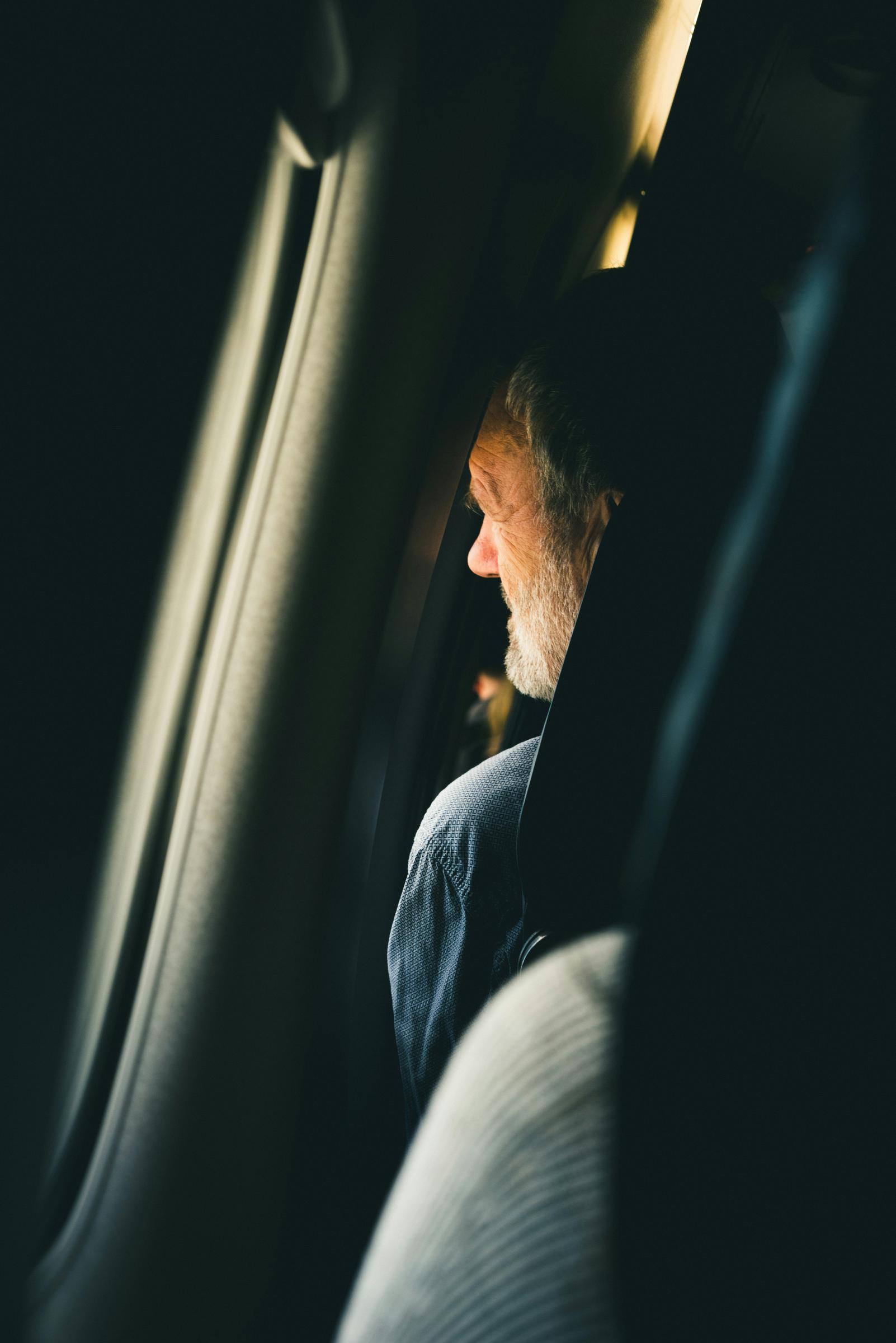 Mann sitzt auf einem Flugzeugsitz | Quelle: Pexels