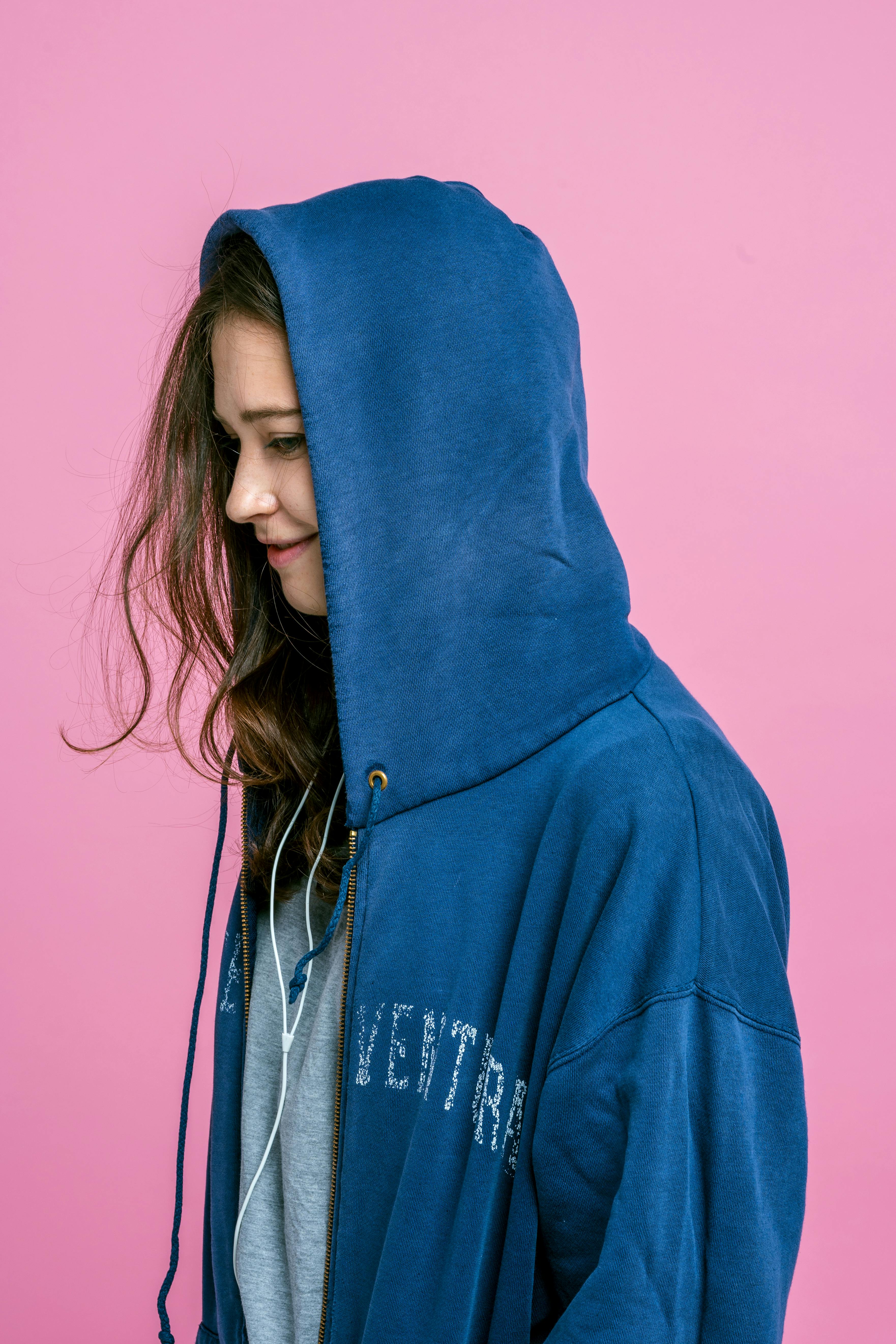 Ein Mädchen, das einen Hoodie trägt | Quelle: Pexels