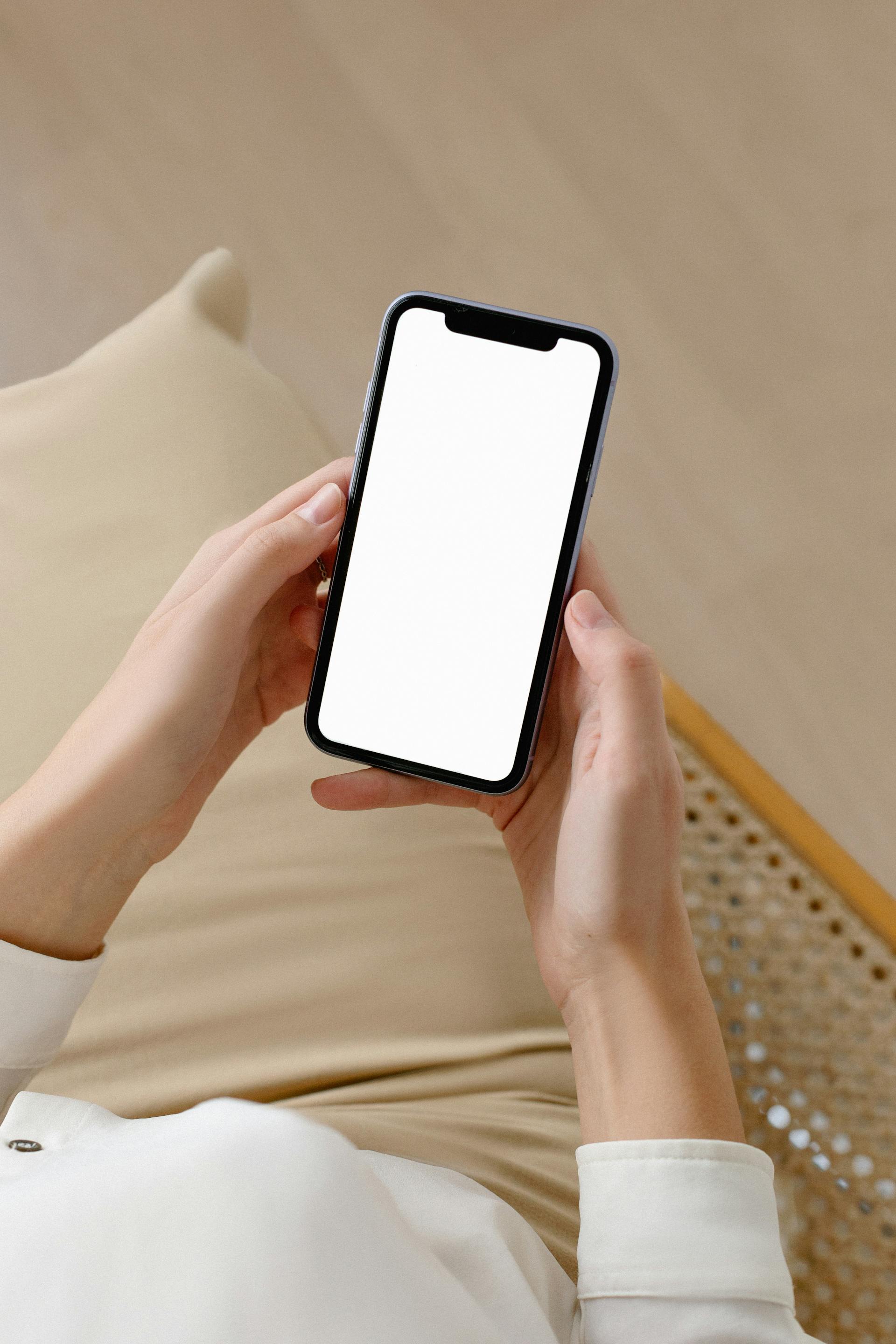 Eine Frau hält ein Handy in der Hand | Quelle: Pexels