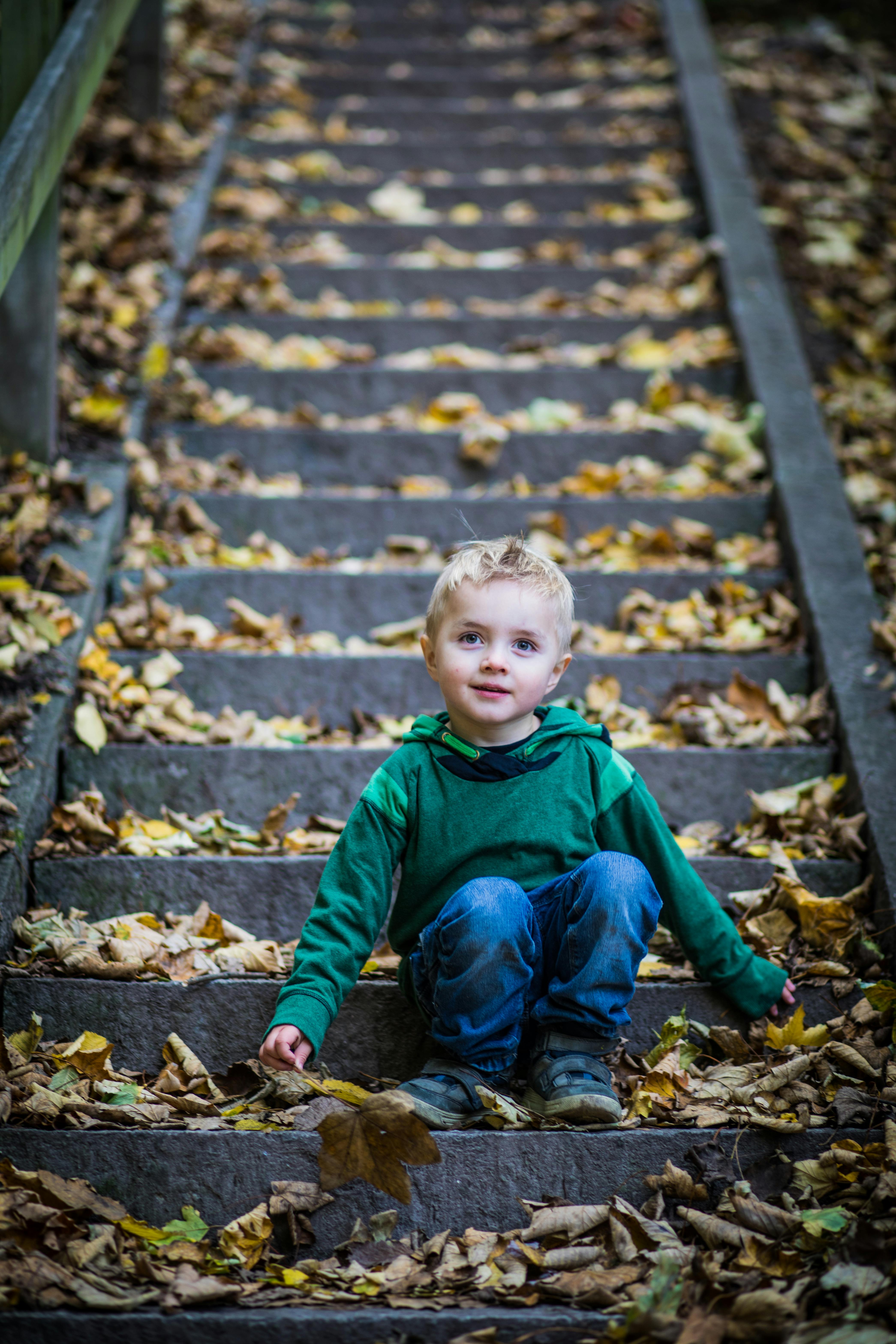 Ein kleiner Junge sitzt auf einer Treppe | Quelle: Pexels
