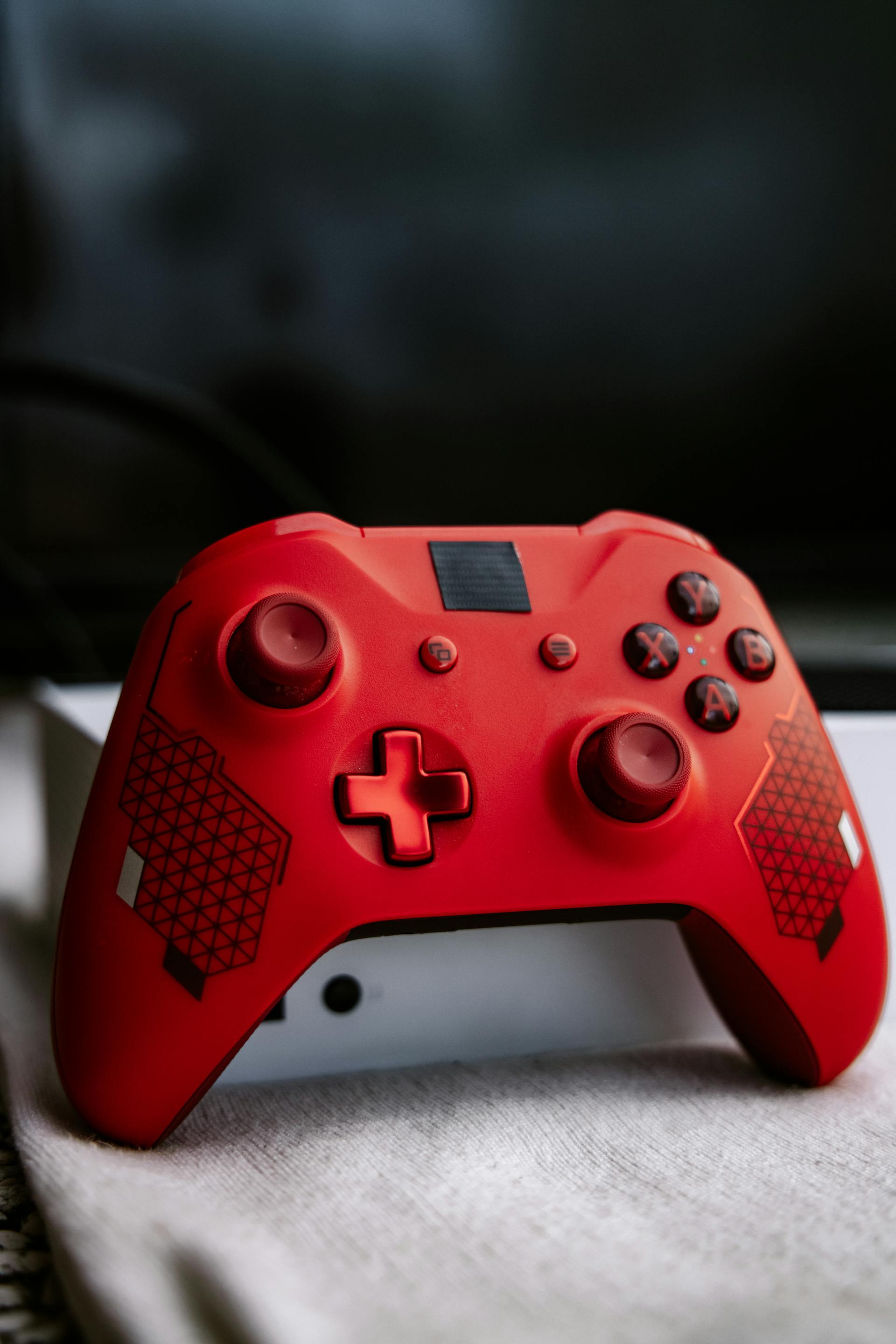 Eine Nahaufnahme eines roten Xbox-Controllers | Quelle: Pexels