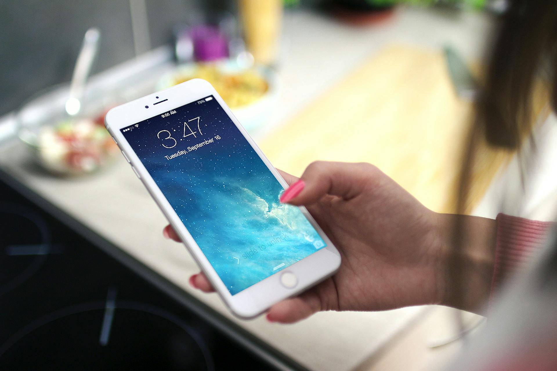 Eine Frau hält ein Handy in der Hand | Quelle: Pexels