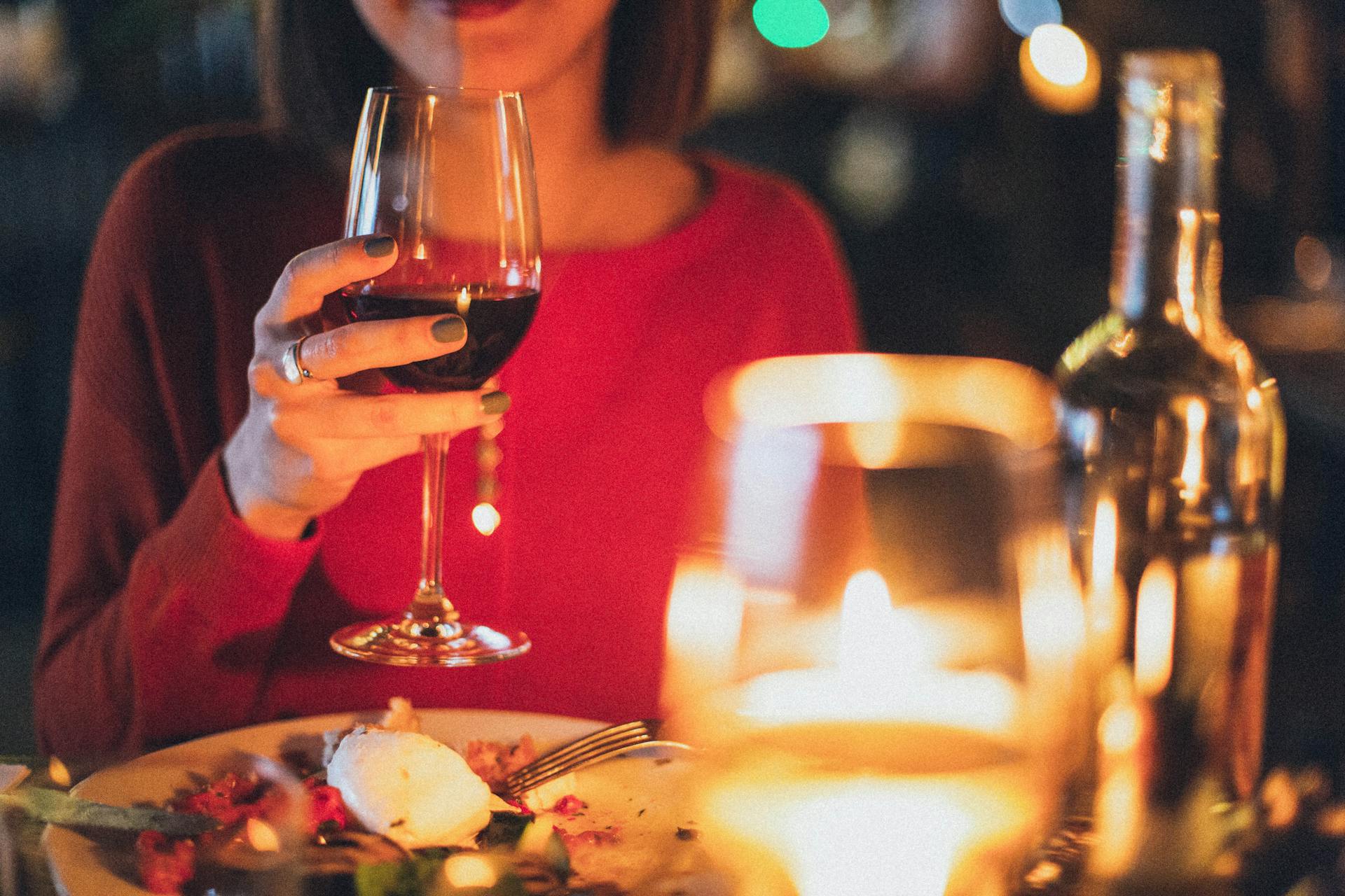 Eine Frau hält ein Glas mit einem Getränk | Quelle: Pexels