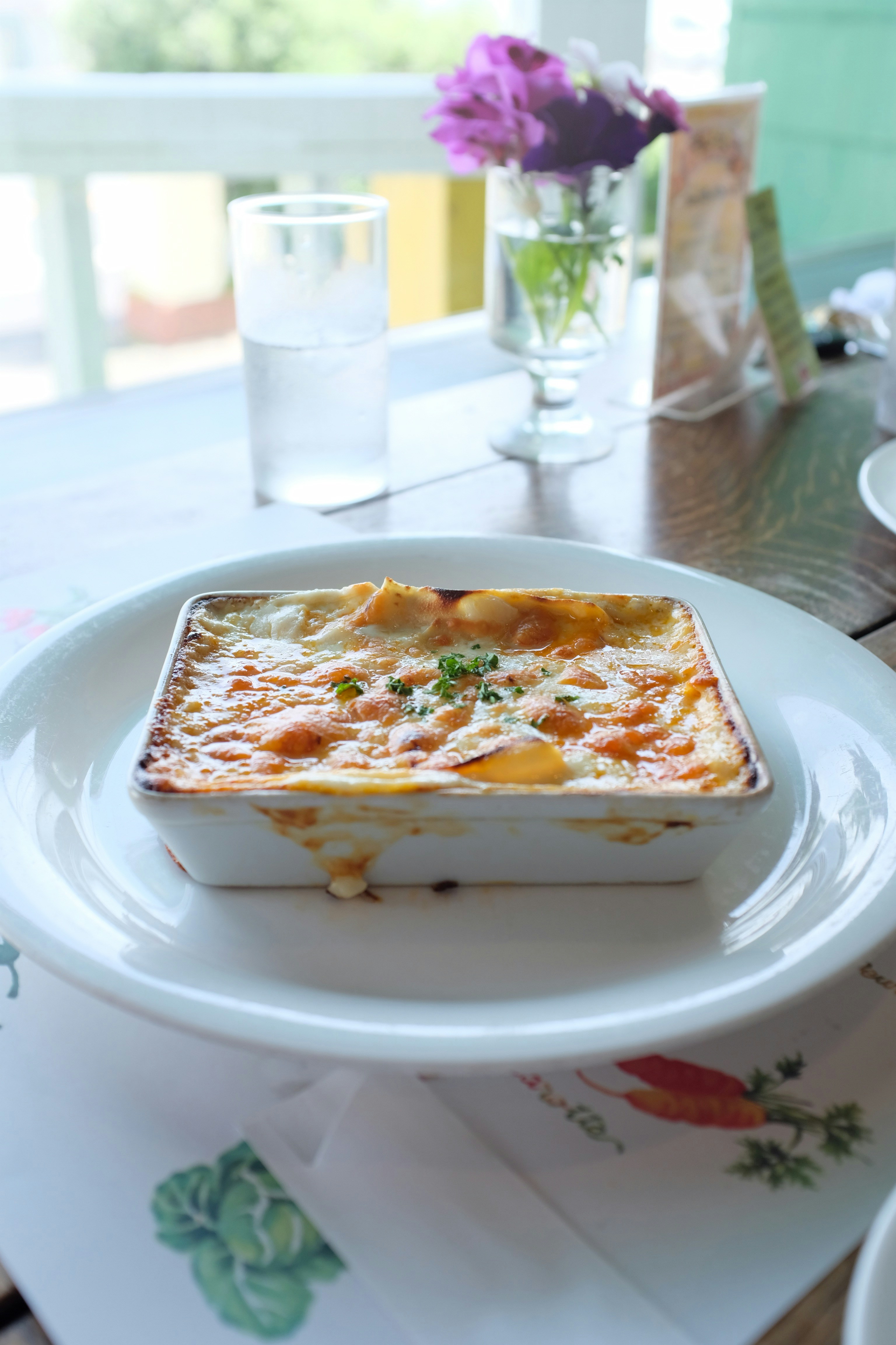 Eine Kasserolle mit Lasagne auf einem Tisch | Quelle: Unsplash