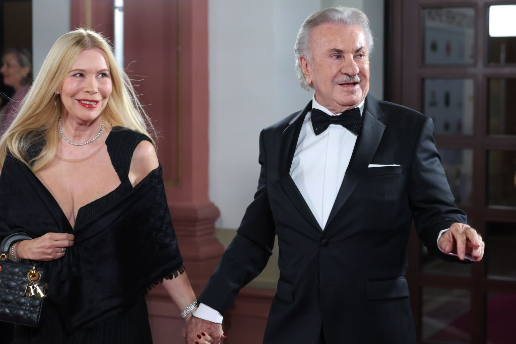 Willi Weber kommt mit Heike Geissler zum Deutschen Sportpresseball (42. Sportpresseball) in der Alten Oper am 9. November 2024 in Frankfurt am Main, Deutschland | Quelle: Getty Images