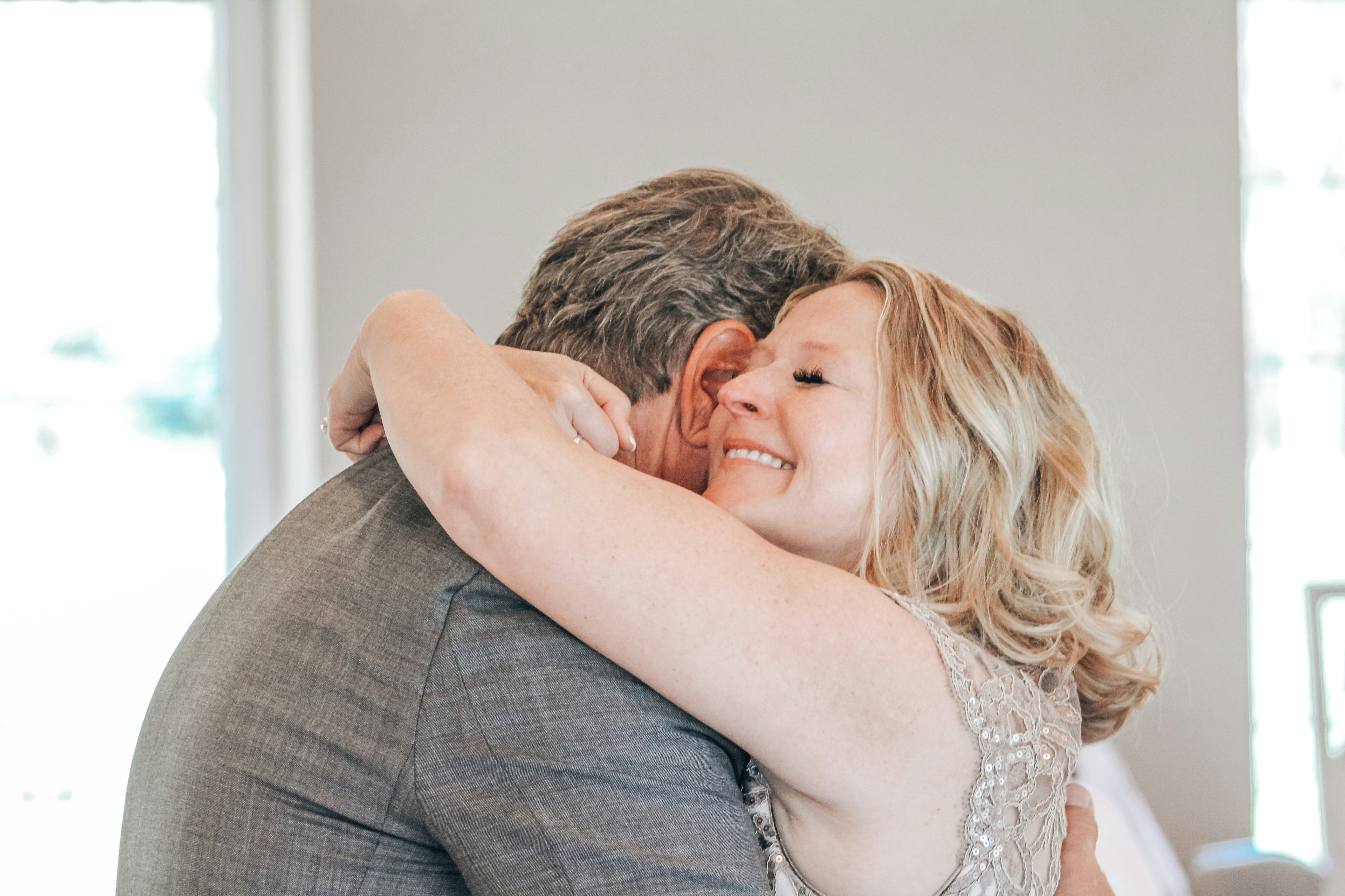 Ein Vater und seine Tochter, die sich umarmen | Quelle: Unsplash