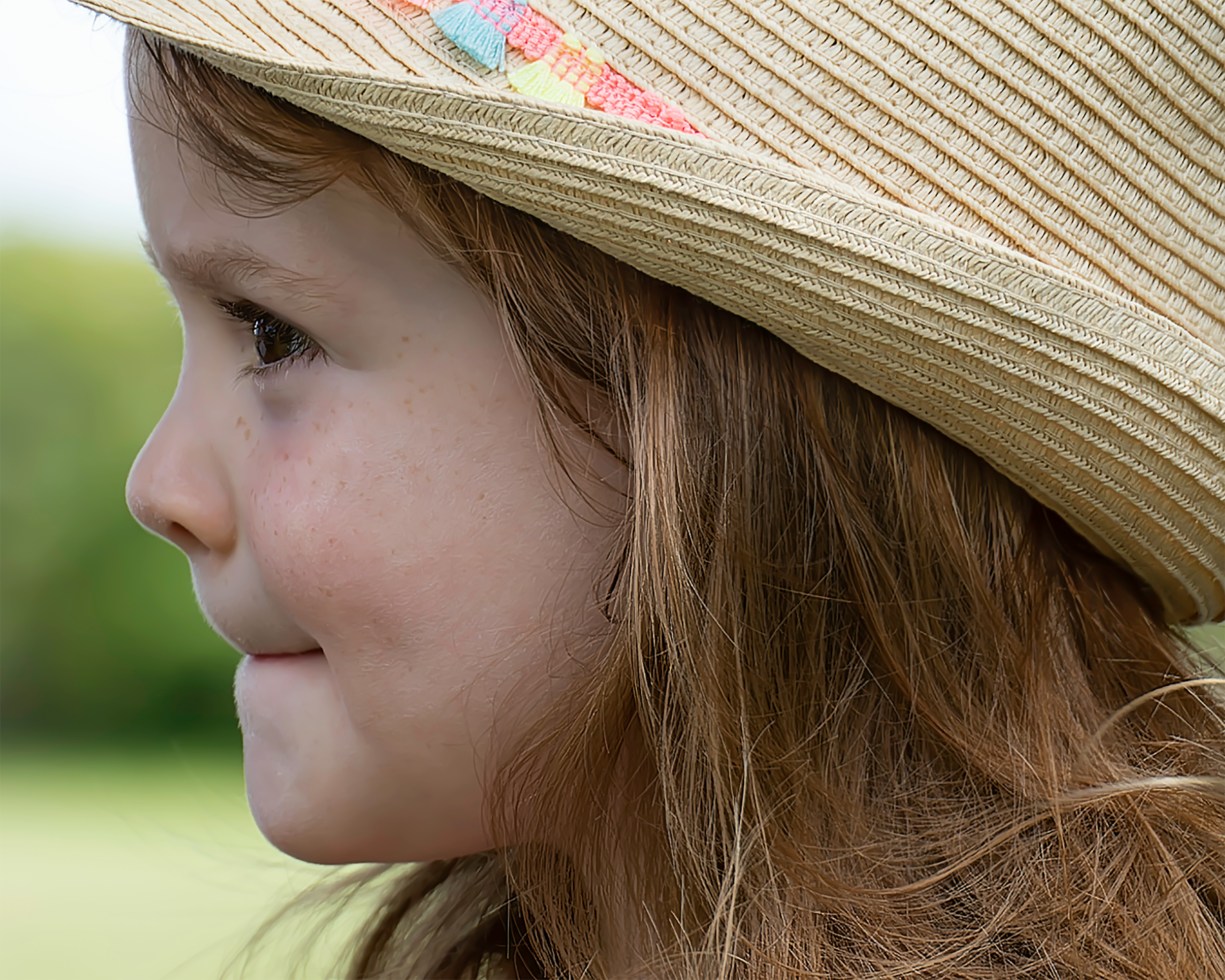Ein Seitenprofil eines kleinen Mädchens | Quelle: Unsplash