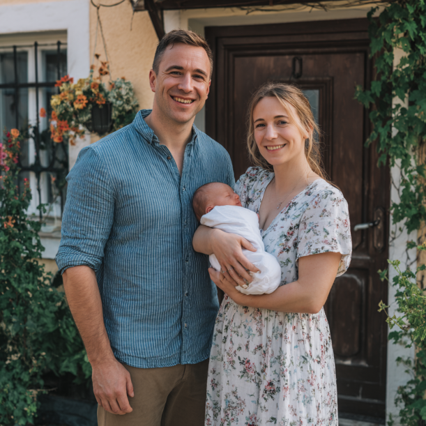 Ein glückliches Paar mit seinem Baby | Quelle: Midjourney