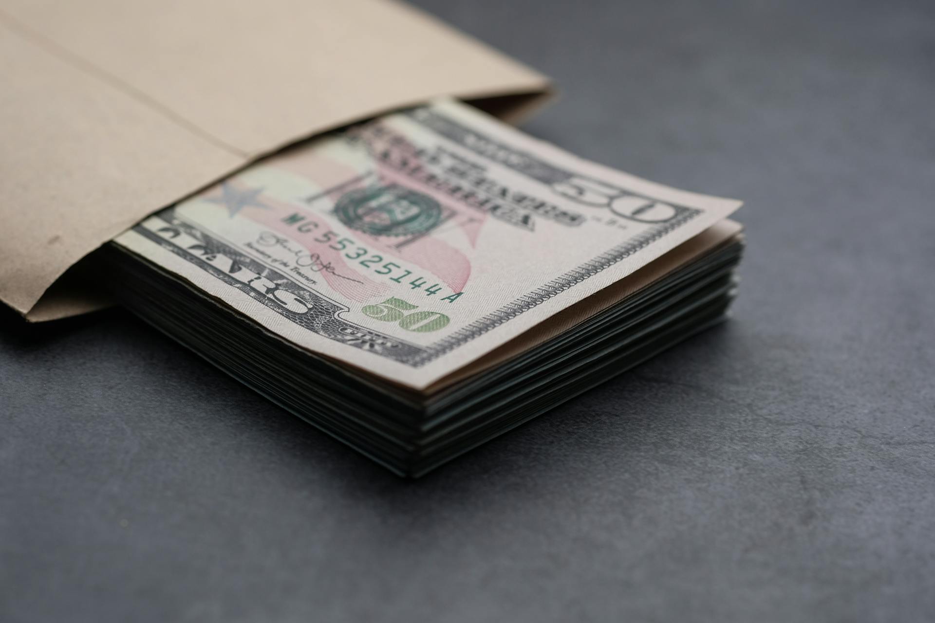 Ein Stapel Dollarnoten in einem Umschlag | Quelle: Pexels