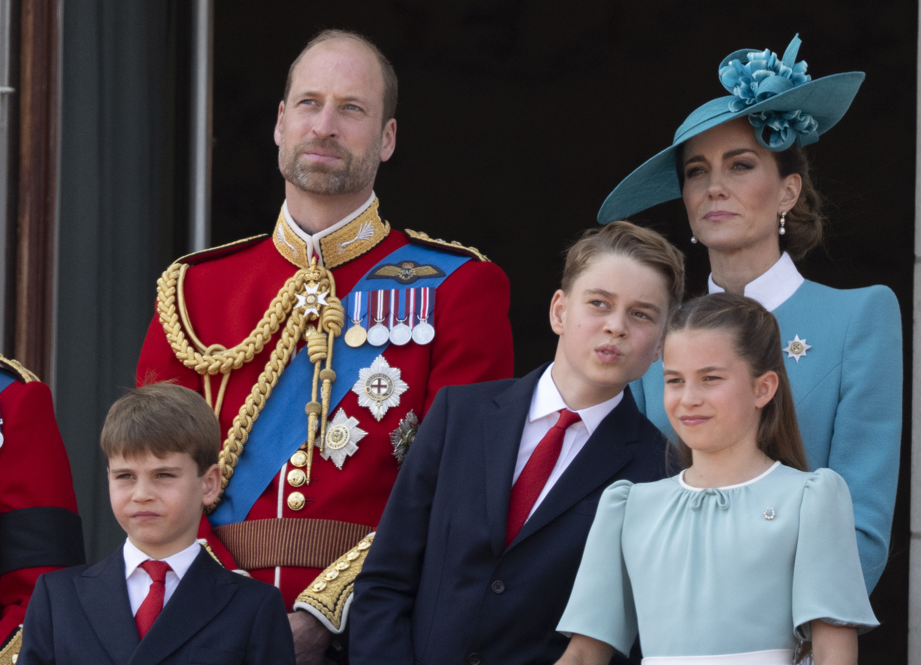 Prinz William und Prinzessin Catherine mit Prinzessin Charlotte, Prinz George und Prinz Louis von Wales in London, England | Quelle: Getty Images