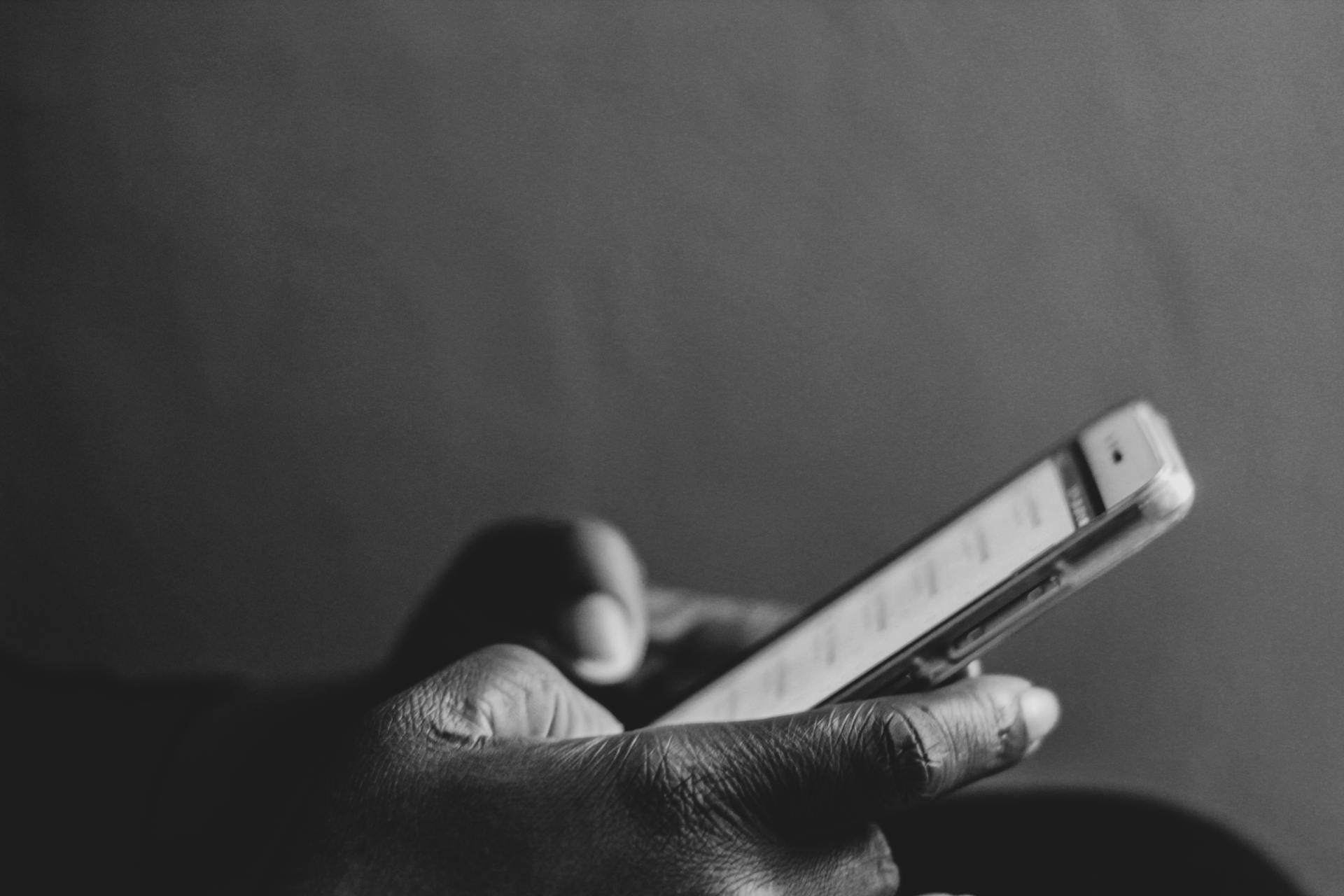 Eine Person, die ihr Mobiltelefon benutzt | Quelle: Pexels
