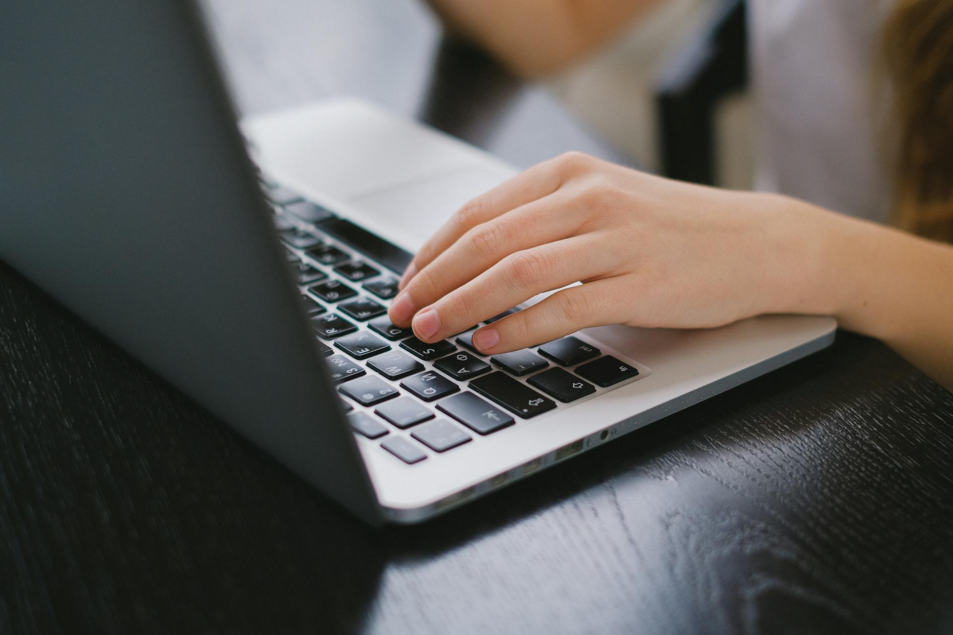 Eine Person, die einen Laptop benutzt | Quelle: Pexels