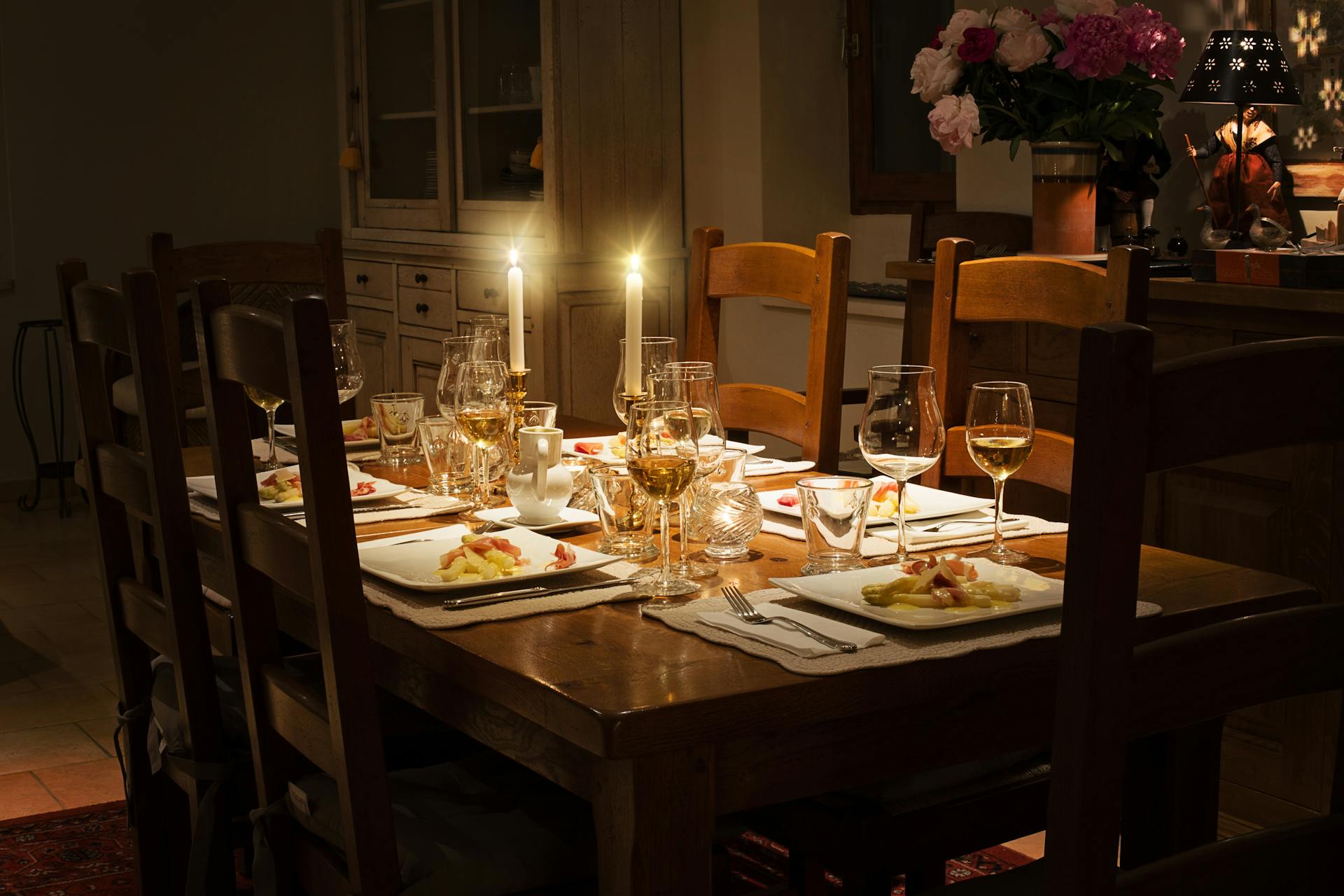 Ein Esstisch mit serviertem Essen | Quelle: Pexels
