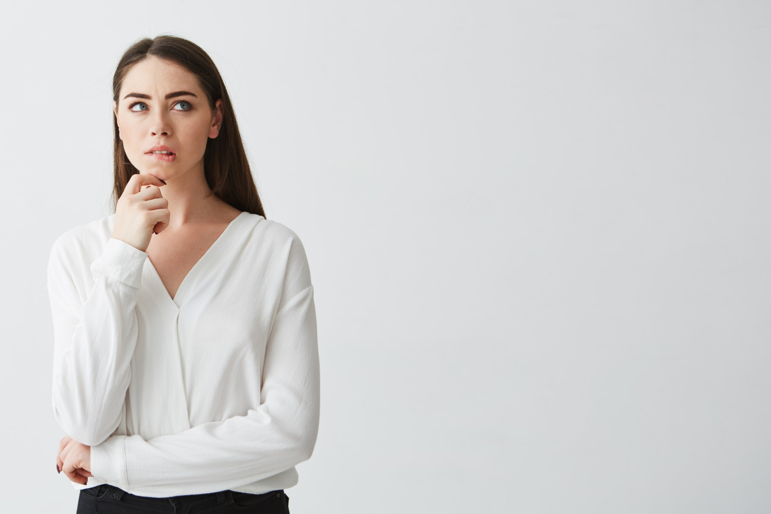 Eine in Gedanken versunkene Frau | Quelle: Freepik
