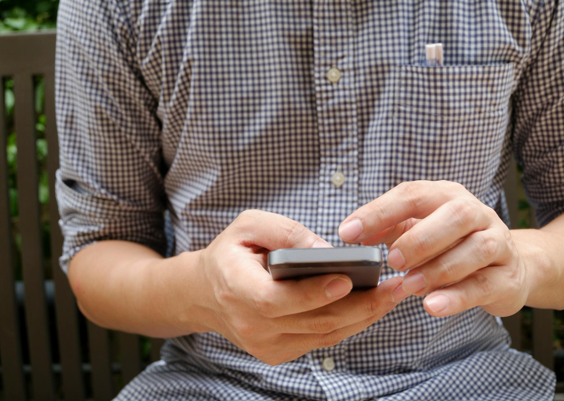 Ein Mann hält ein Telefon | Quelle: Pexels