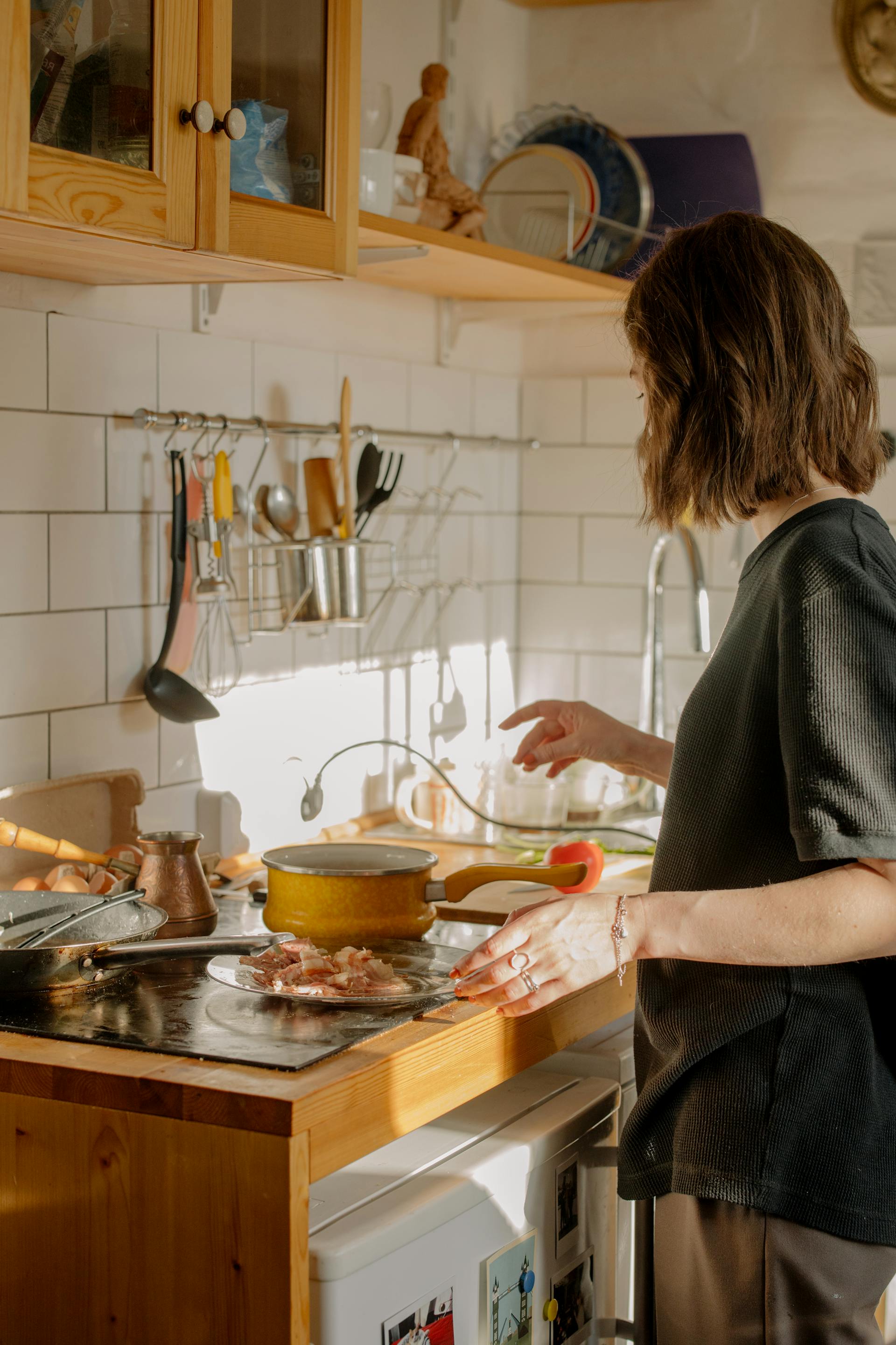 Eine junge Frau beim Kochen | Quelle: Pexels