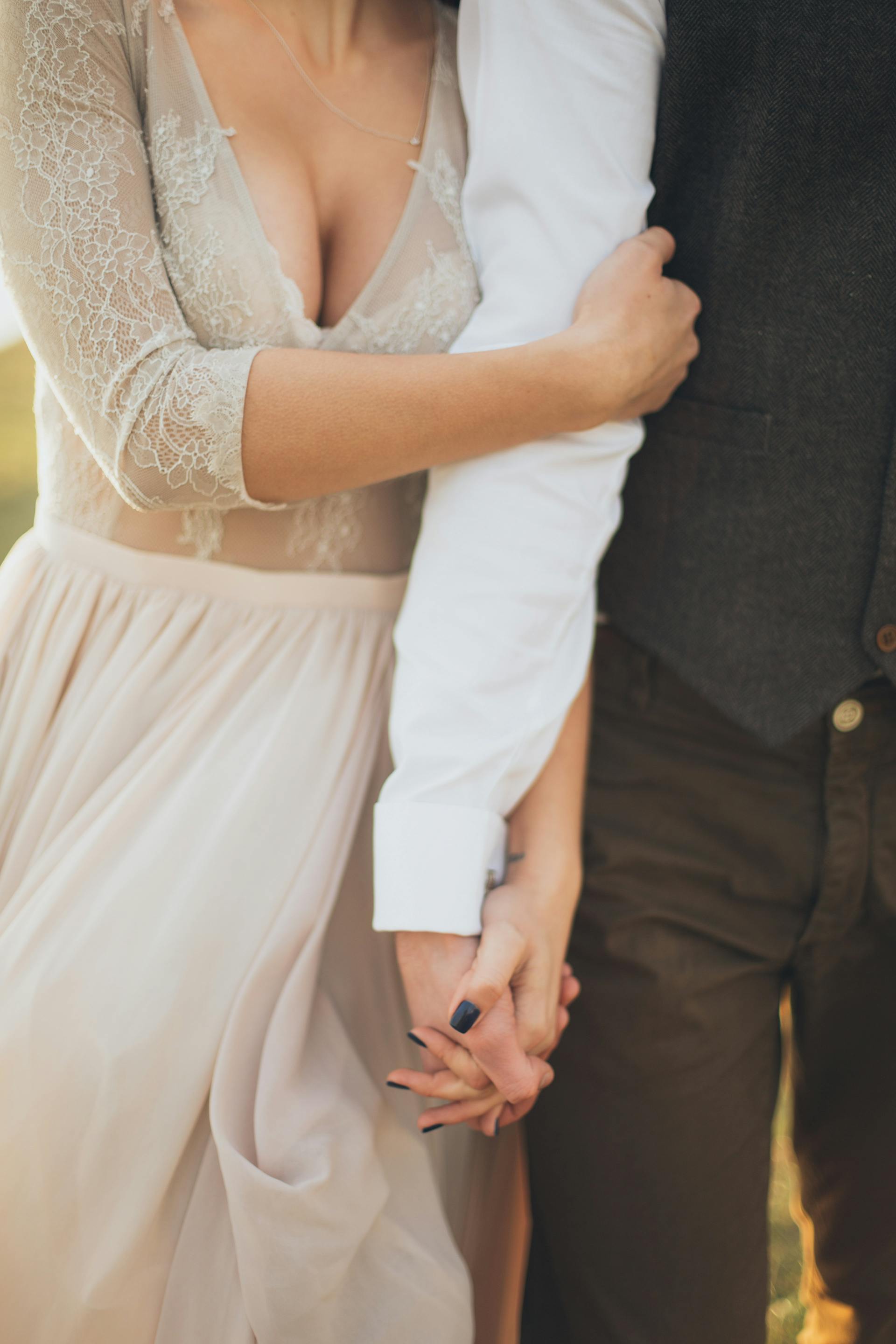 Eine Nahaufnahme von einem Mann und einer Frau, die sich an den Händen halten | Quelle: Pexels