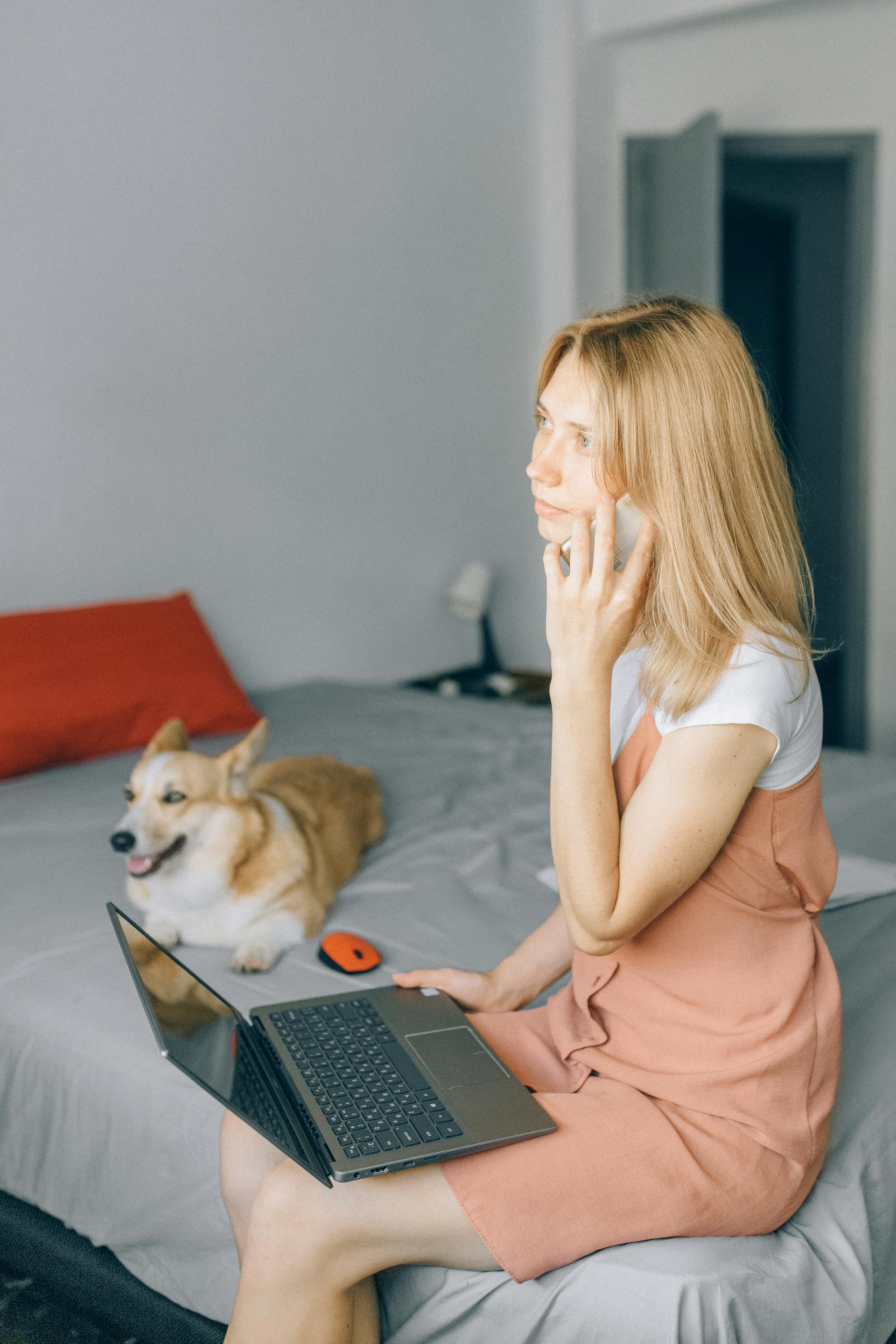 Eine Frau, die mit ihrem Handy telefoniert | Quelle: Pexels