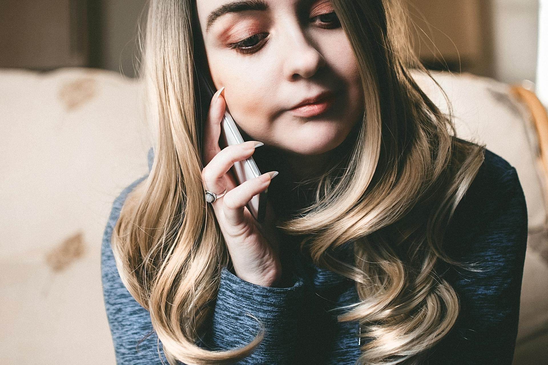 Eine Frau, die mit ihrem Handy telefoniert | Quelle: Pexels