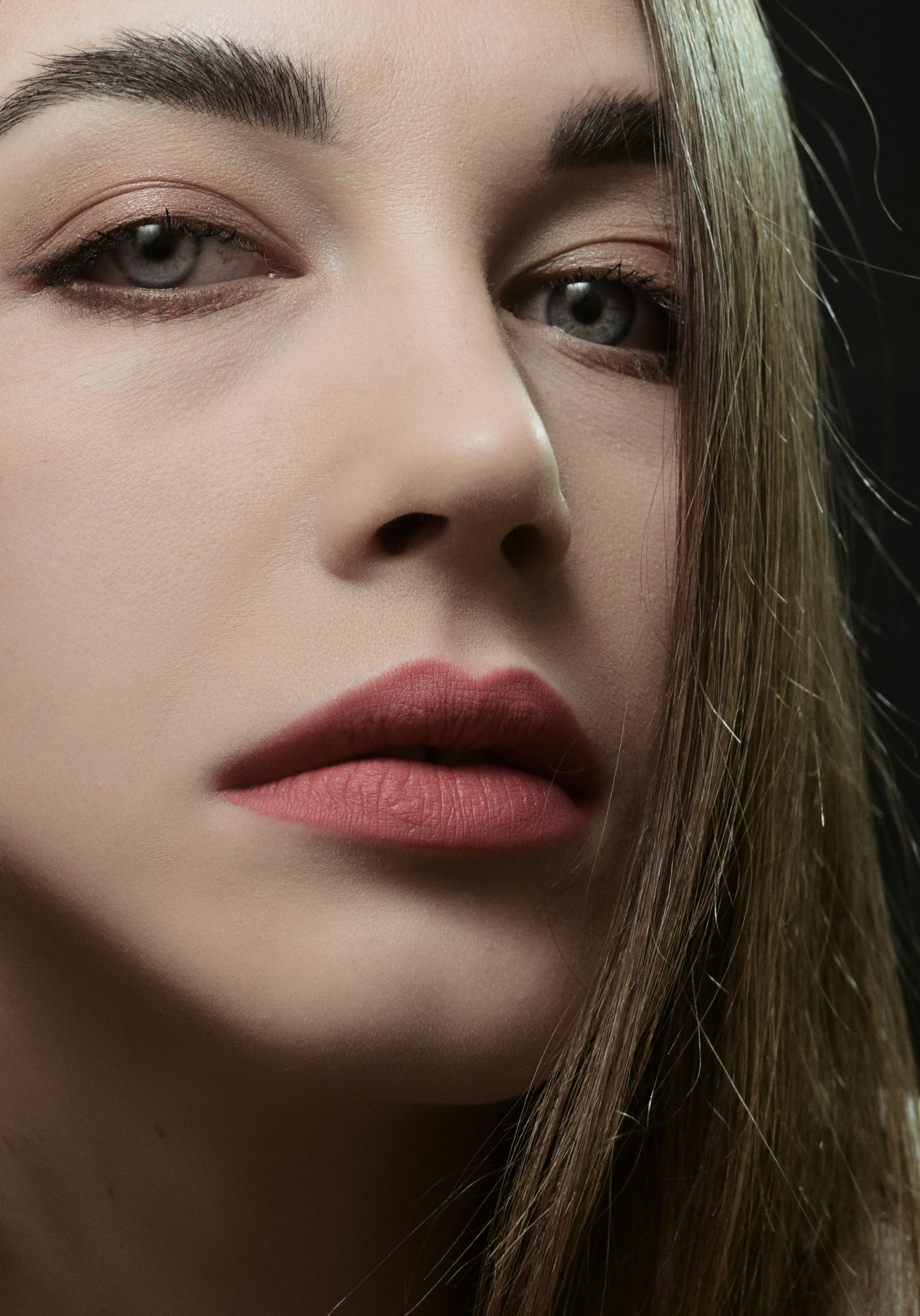 Eine Nahaufnahme eines Mädchens mit Make-up | Quelle: Unsplash