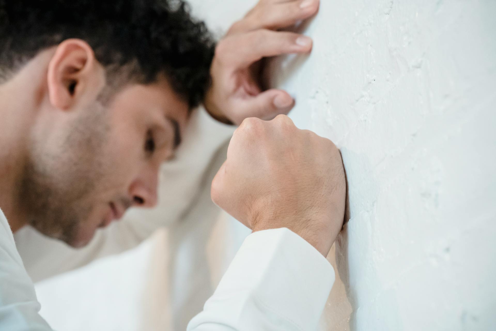 Ein frustrierter Mann lehnt an der Wand | Quelle: Pexels