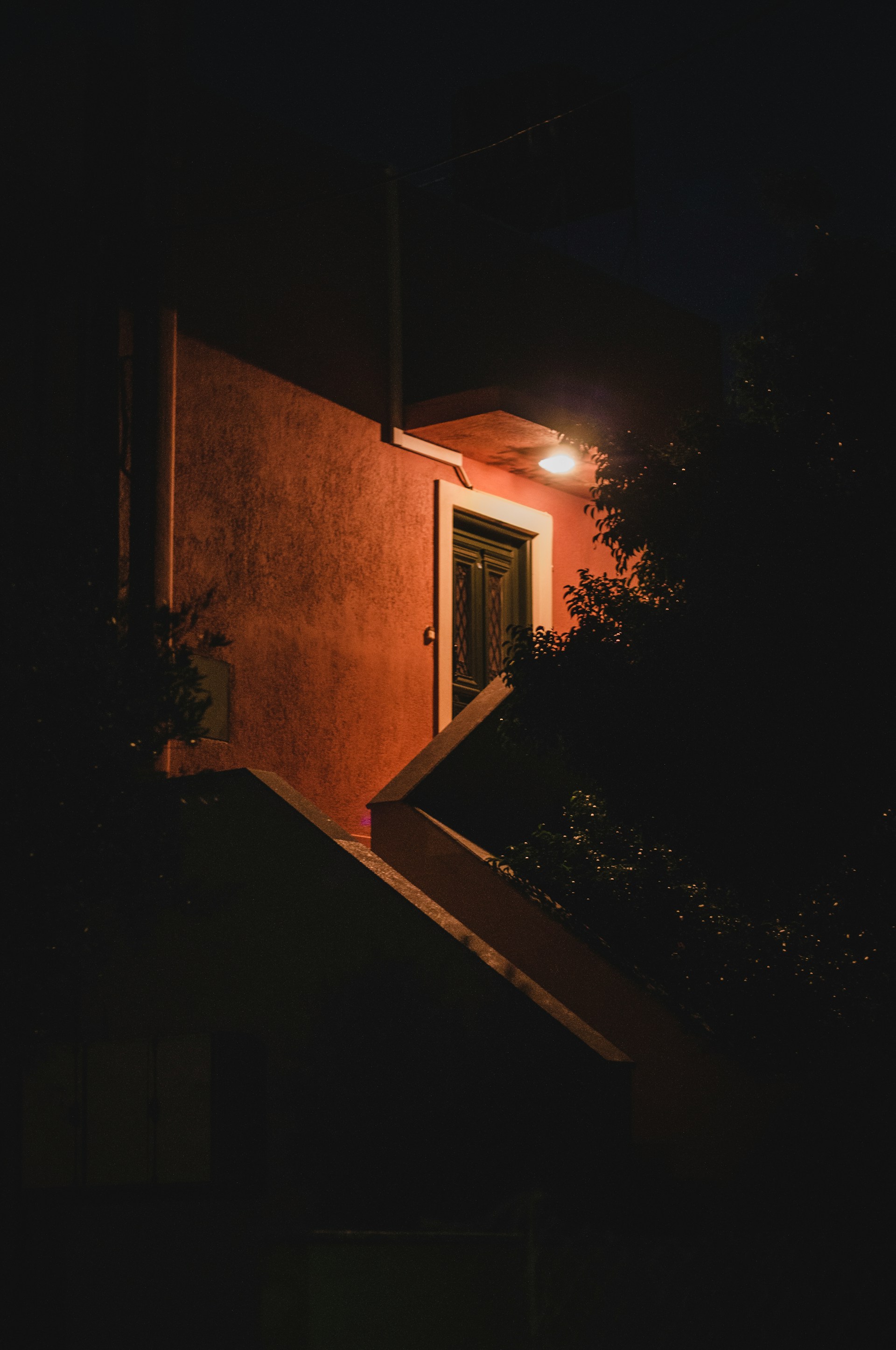 Nachtaufnahme eines Gebäudes mit einem Fenster | Quelle: Unsplash
