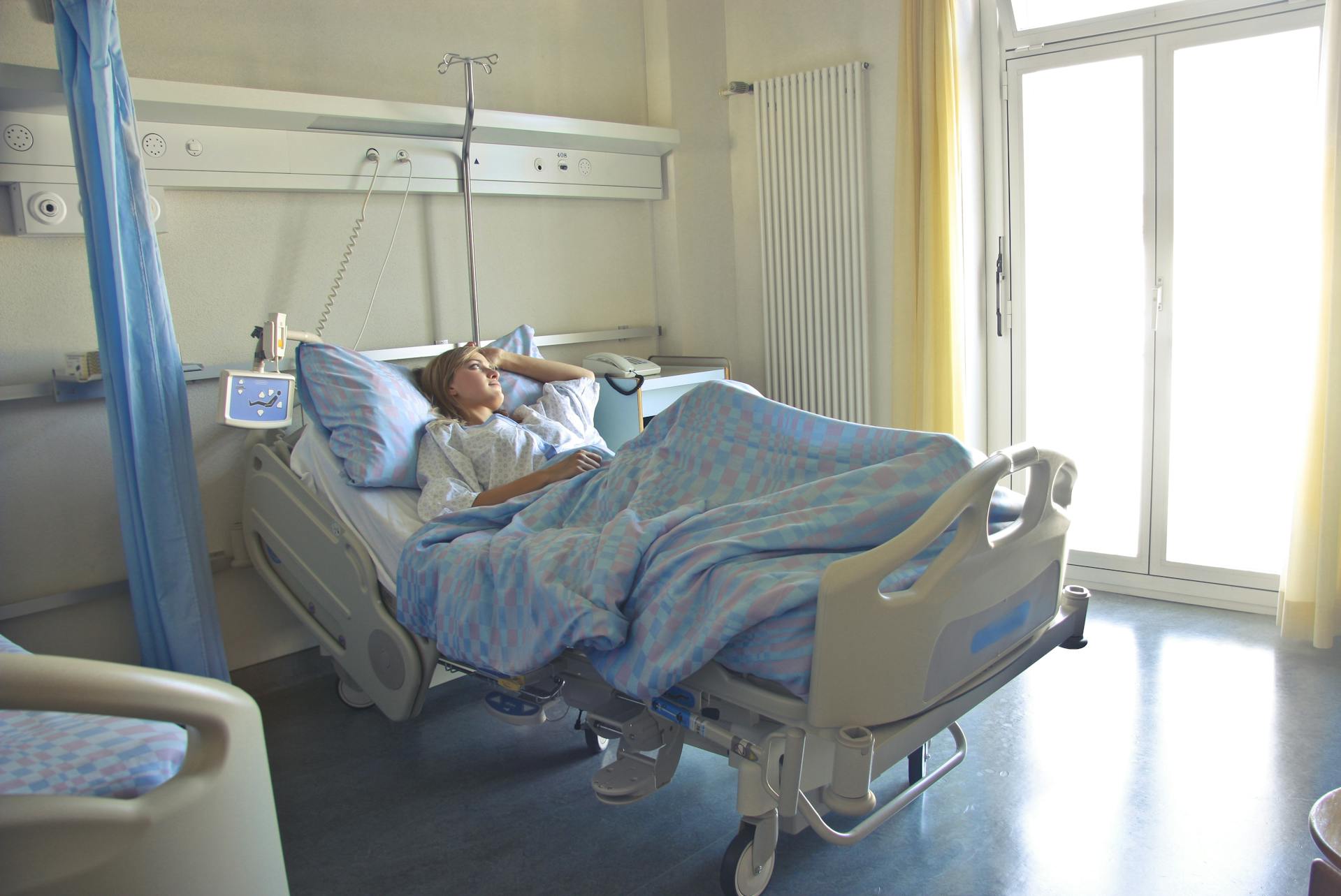 Eine Frau, die in einer Krankenstation liegt | Quelle: Pexels