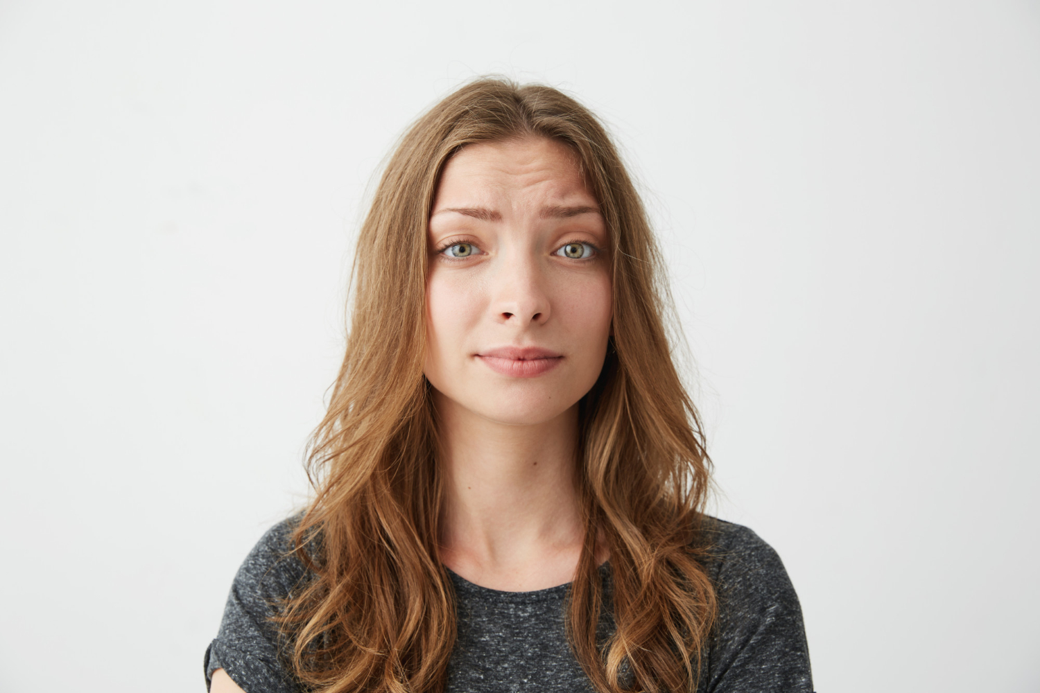 Eine Frau runzelt die Stirn | Quelle: Freepik