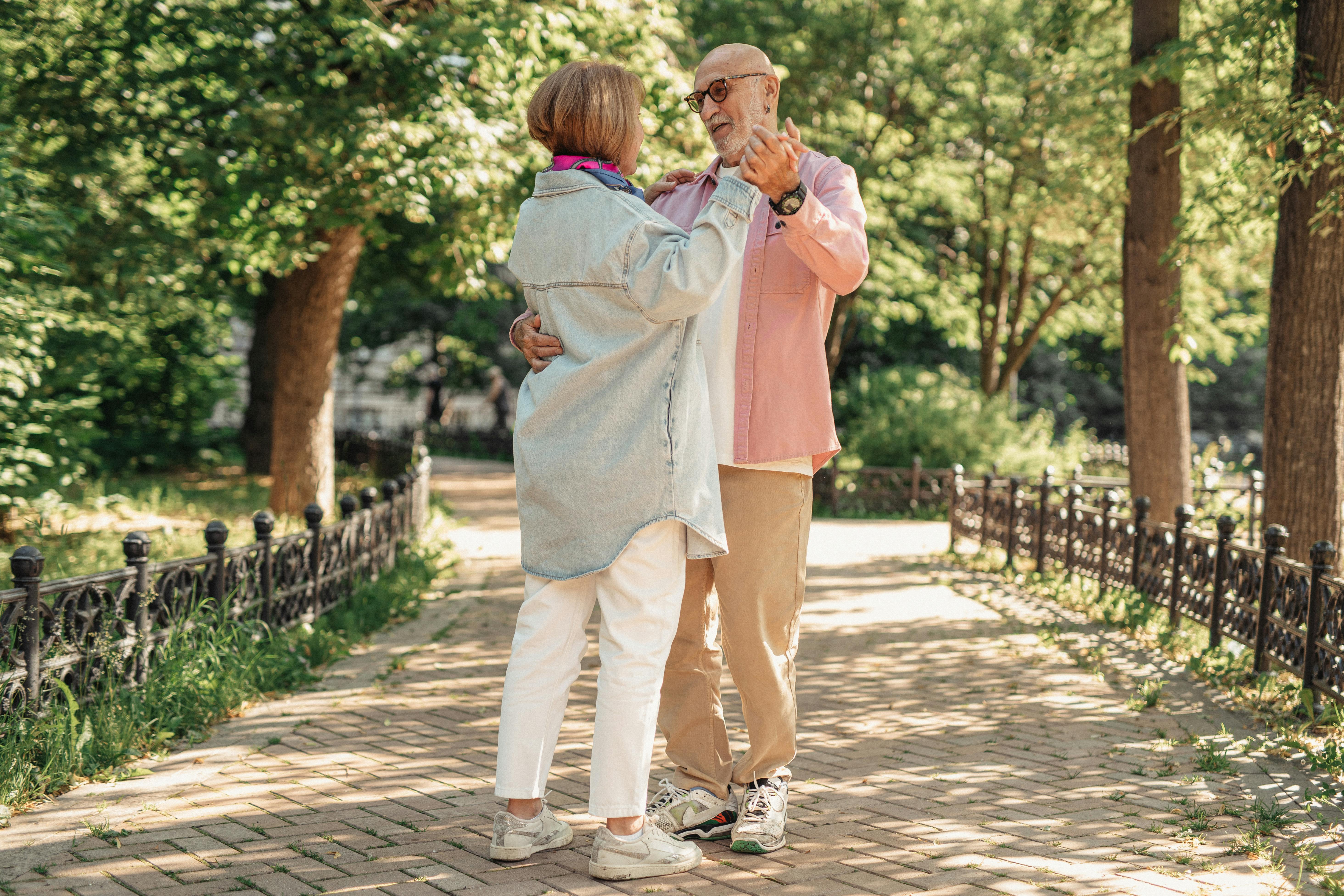 Ein älteres Paar umarmt sich in einem Park | Quelle: Pexels