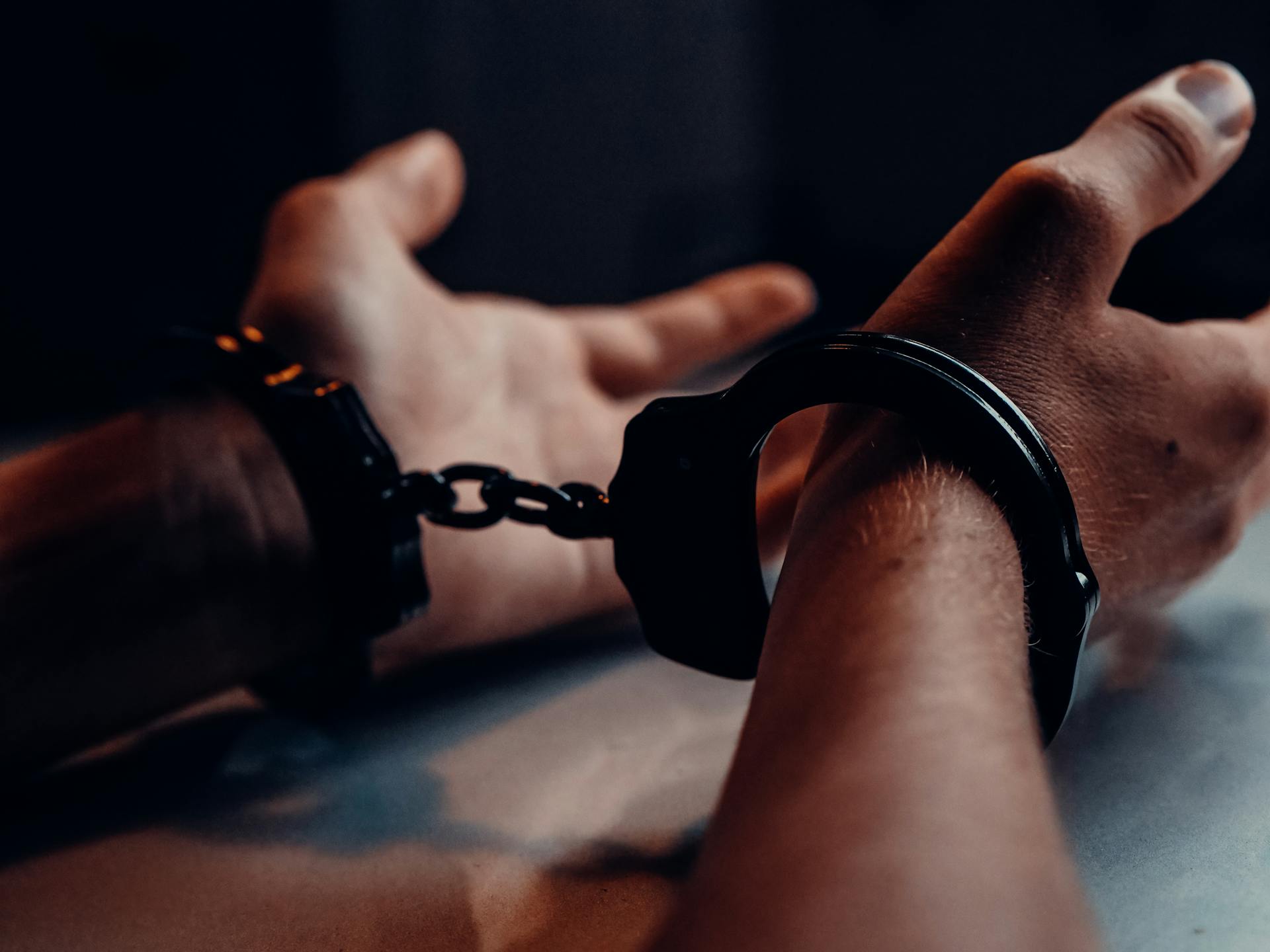Nahaufnahme eines Mannes, der Handschellen trägt | Quelle: Pexels