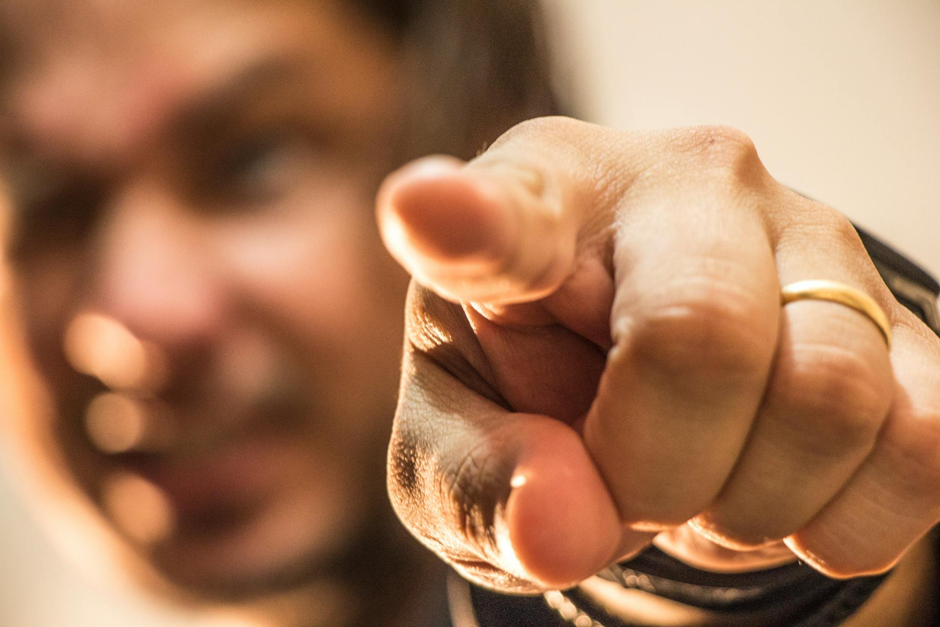Ein Mann, der mit dem Finger zeigt | Quelle: Pexels