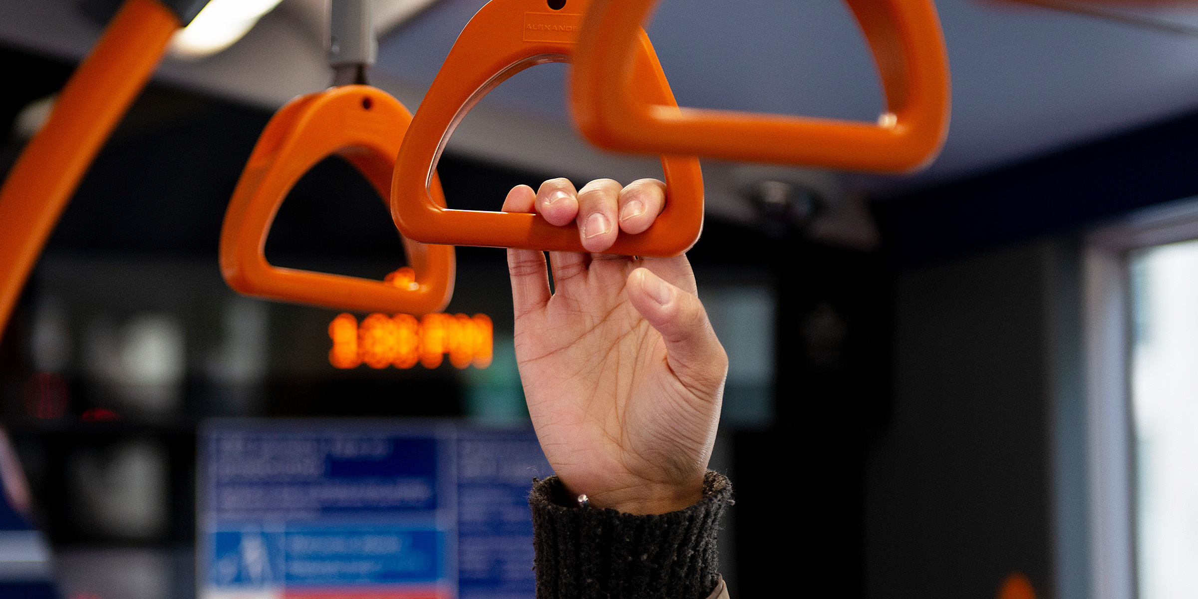 Eine Person auf einer Busfahrt | Quelle: Freepik