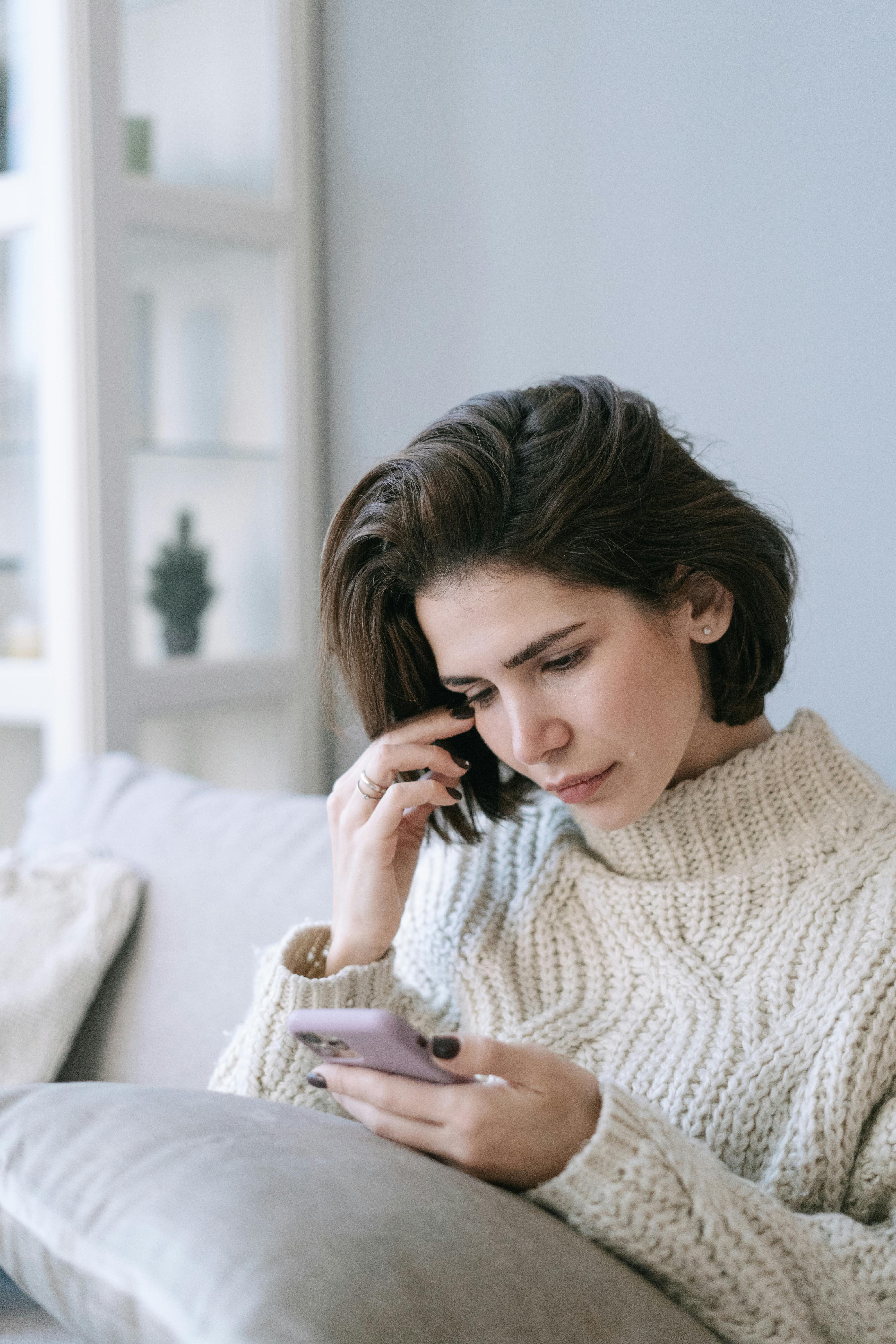 Eine Frau schaut auf ihr Handy | Quelle: Pexels