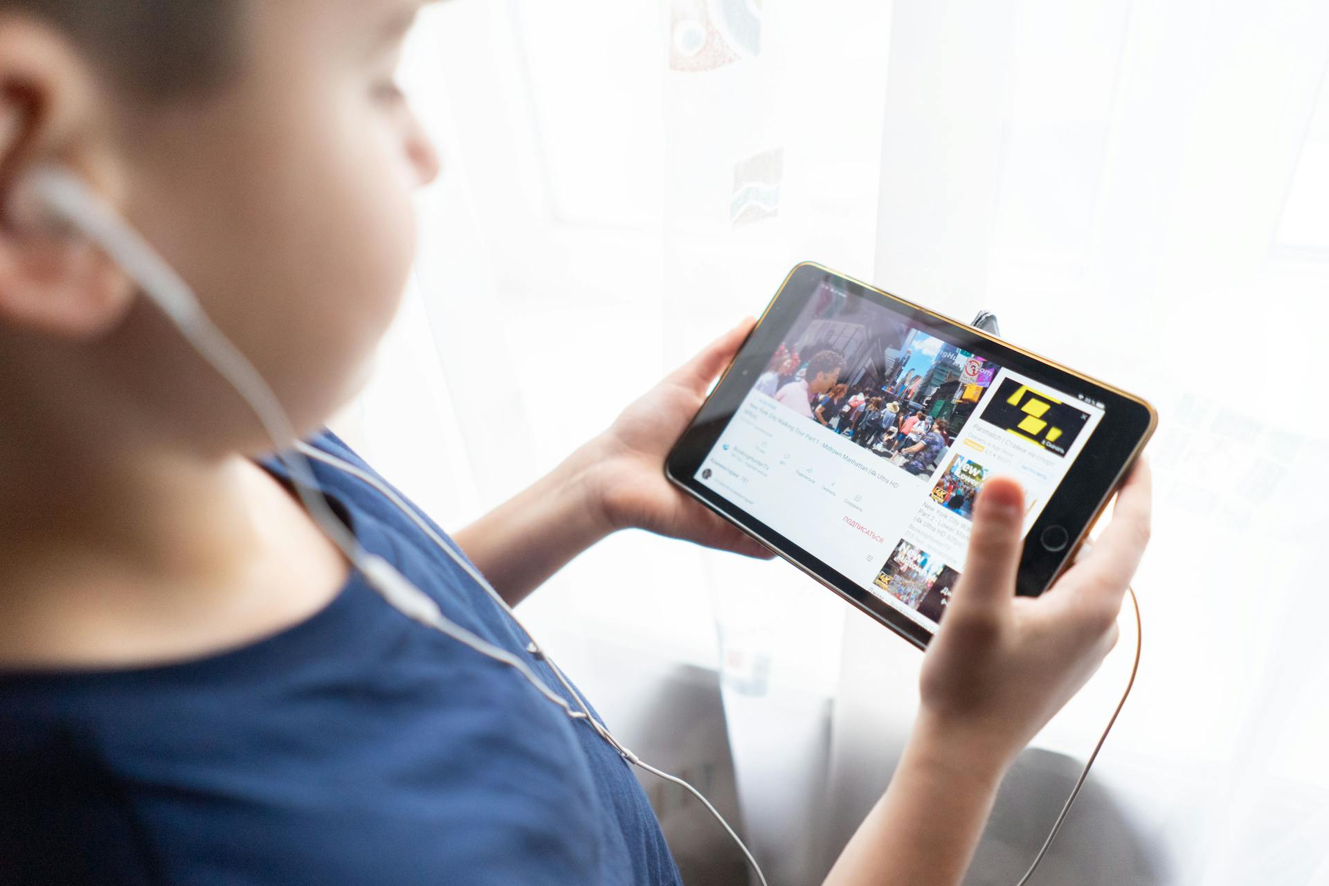 Ein Kind benutzt ein Tablet | Quelle: Pexels