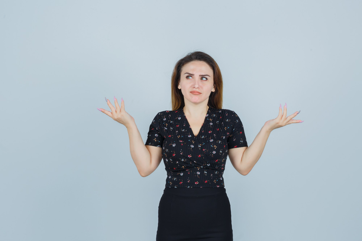 Eine Frau zuckt mit den Schultern | Quelle: Freepik
