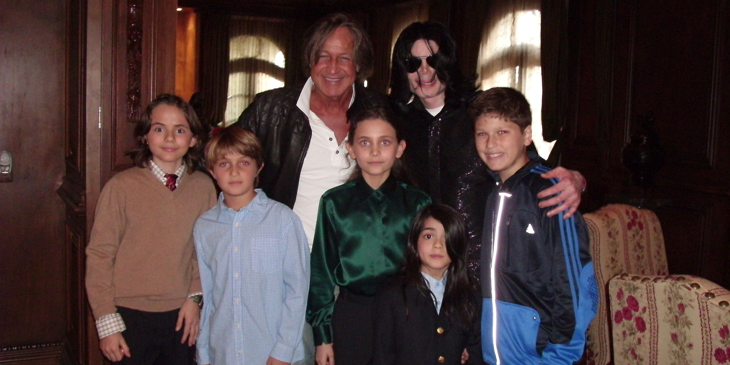 Mohamed Hadid und Michael Jackson mit ihren Kindern | Quelle: Getty Images