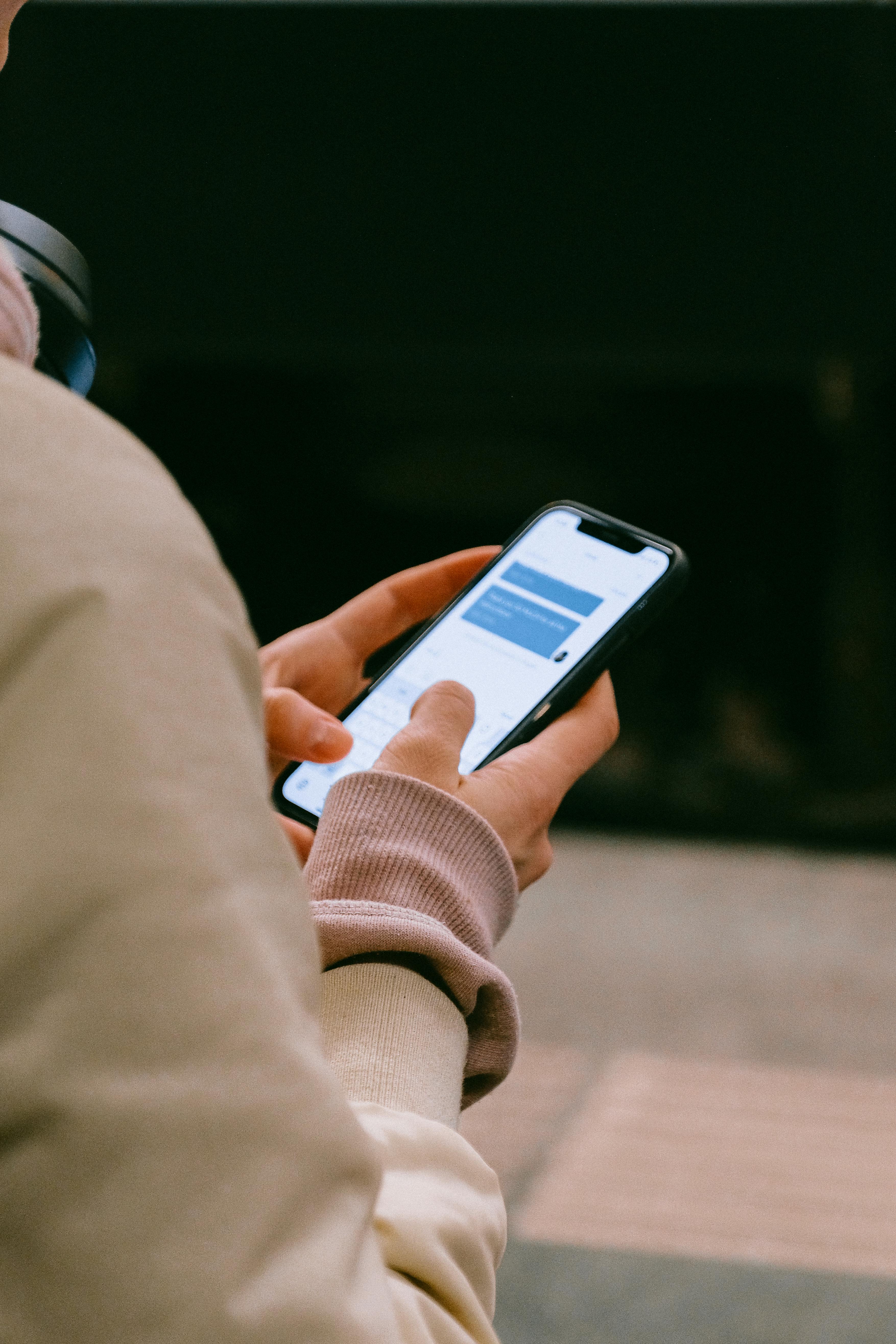 Eine Person hält ein Smartphone | Quelle: Pexels