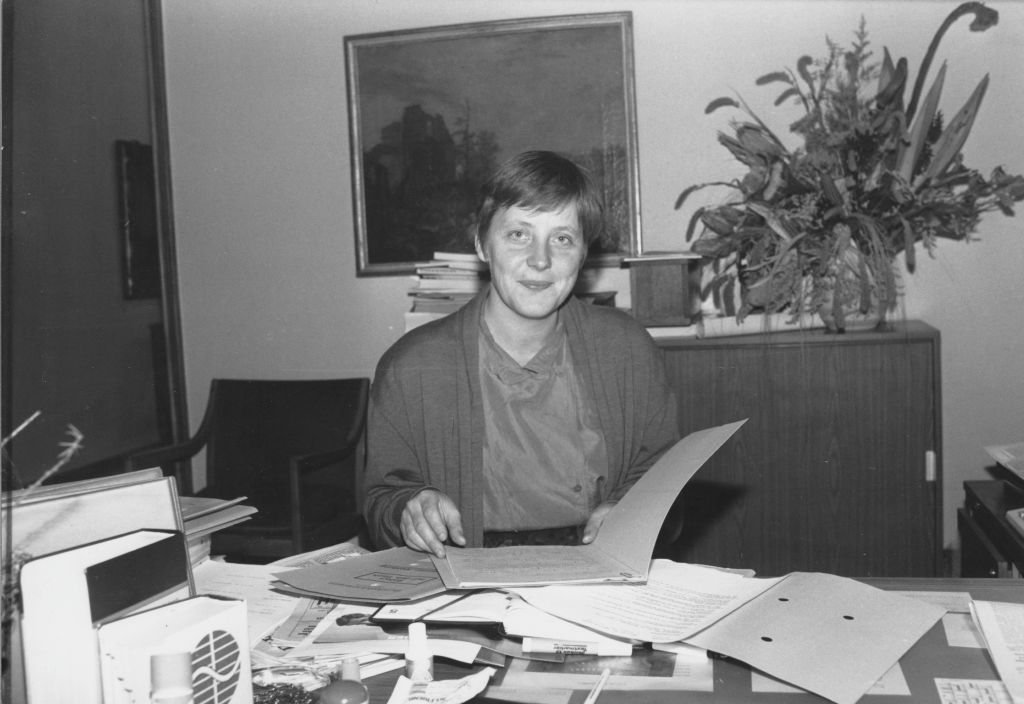 Angela Merkel - Politikerin, CDU, DDR; Stellvertretende Sprecherin der DDR-Regierung de Maizière - 1990 | Quelle: Getty Images