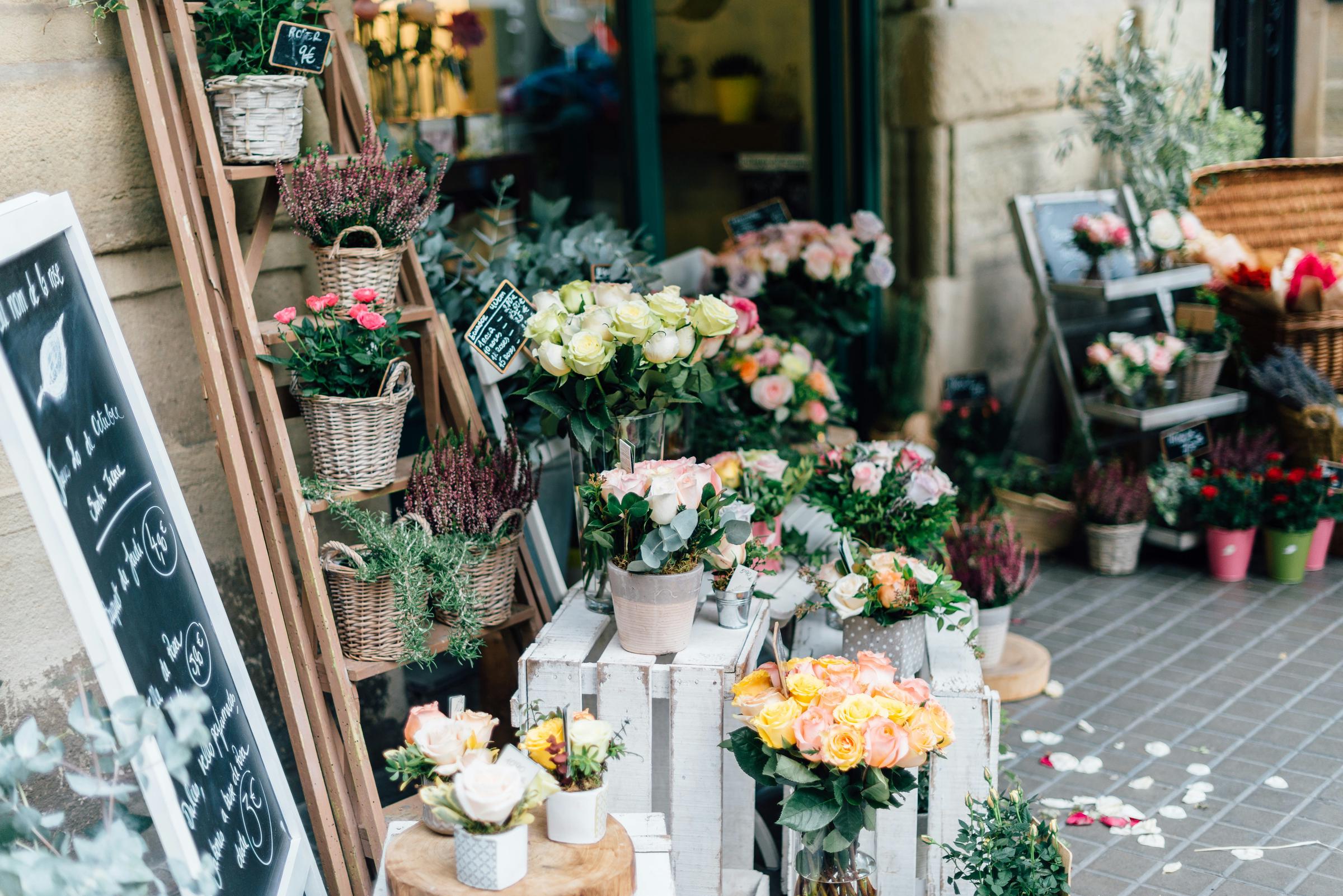 Blumensträuße bei einem Floristen | Quelle: Unsplash