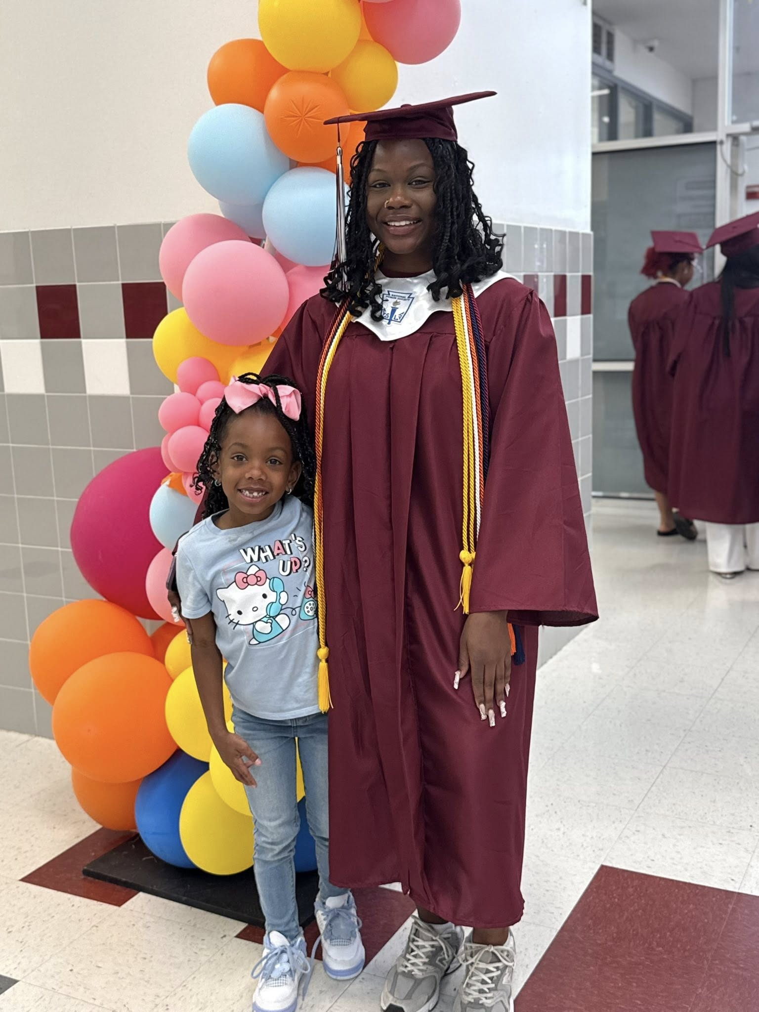 Courtney Hodge und ihre Schwester Carter bei ihrer Abschlussfeier auf einem Foto, das am 25. September 2025 gepostet wurde | Quelle: Facebook/Sherqueena Myles Jackson
