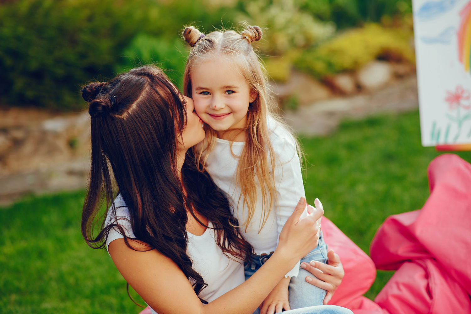 Eine Frau küsst ihre Tochter auf die Wange | Quelle: Freepik